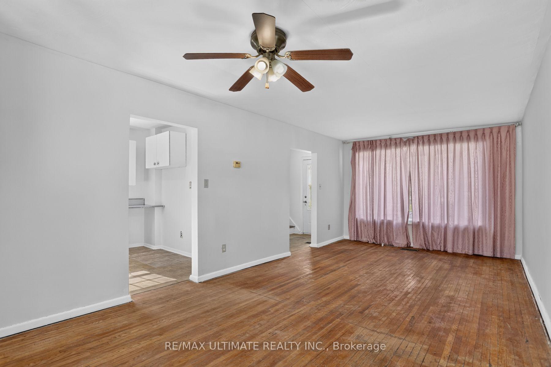 Photo 10 of 73 Chestnut Crescent, Scarborough, Clairlea-Birchmount — HOMEH