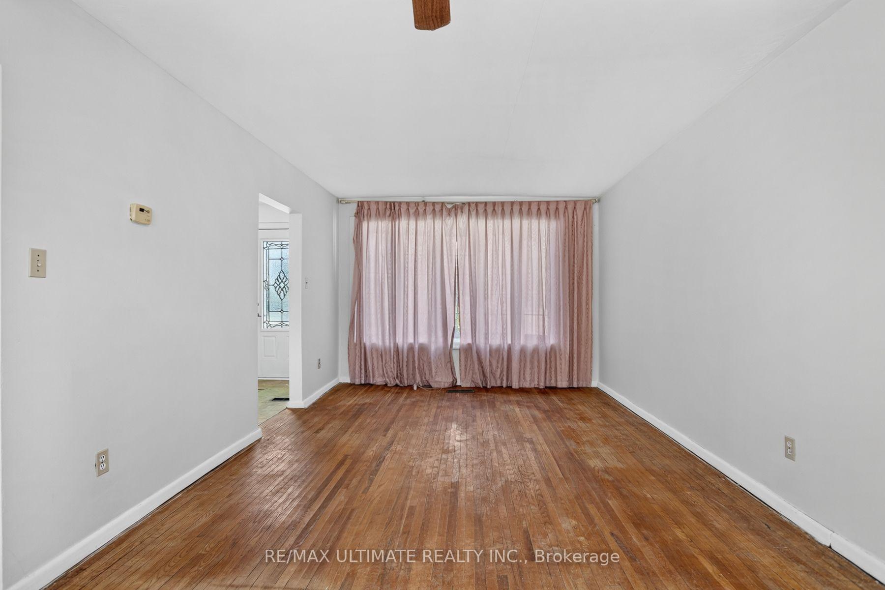 Photo 11 of 73 Chestnut Crescent, Scarborough, Clairlea-Birchmount — HOMEH