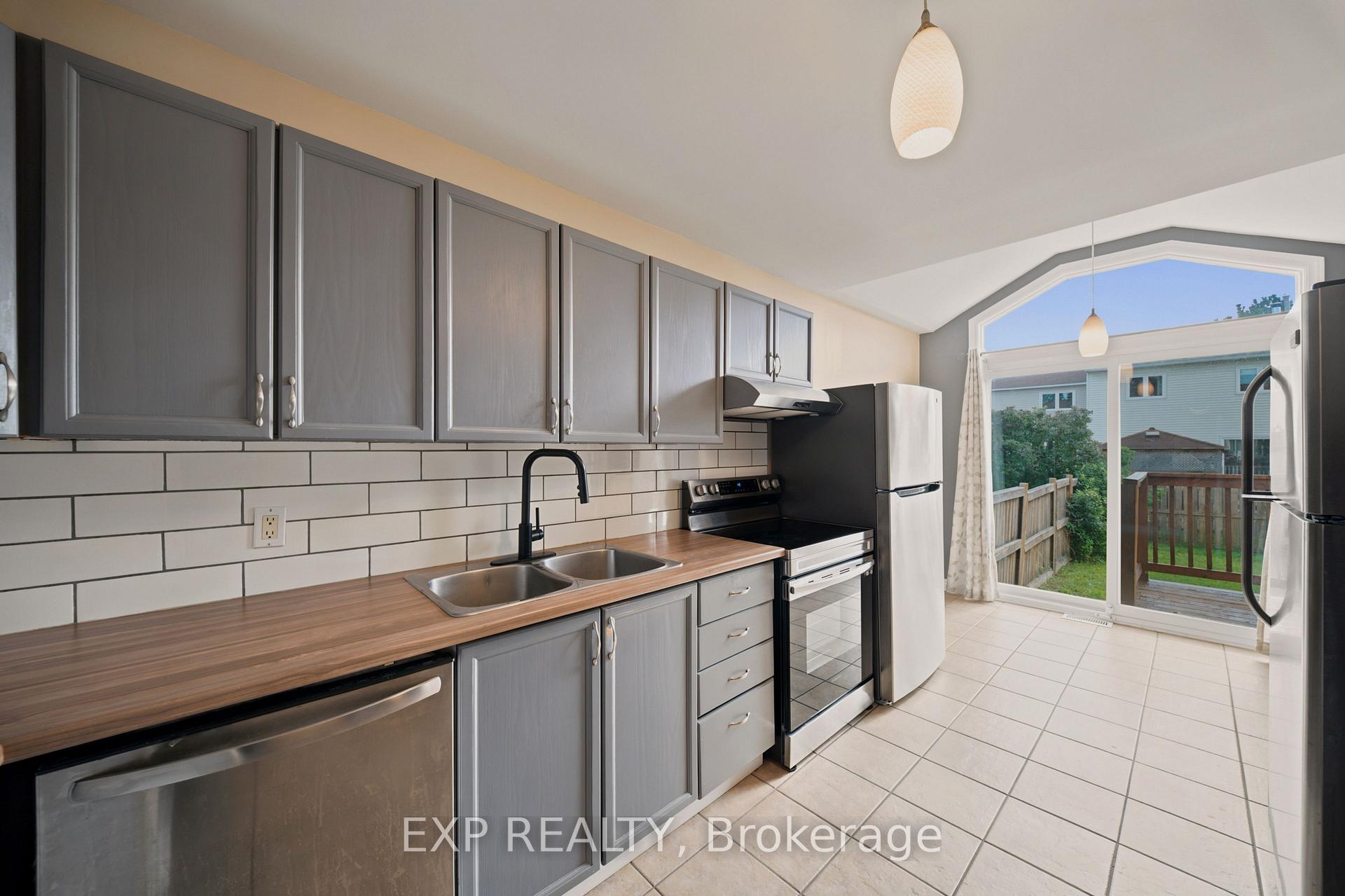 Photo 7 of 574 Latour Crescent, Ottawa, Fallingbrook/Gardenway South — HOMEH