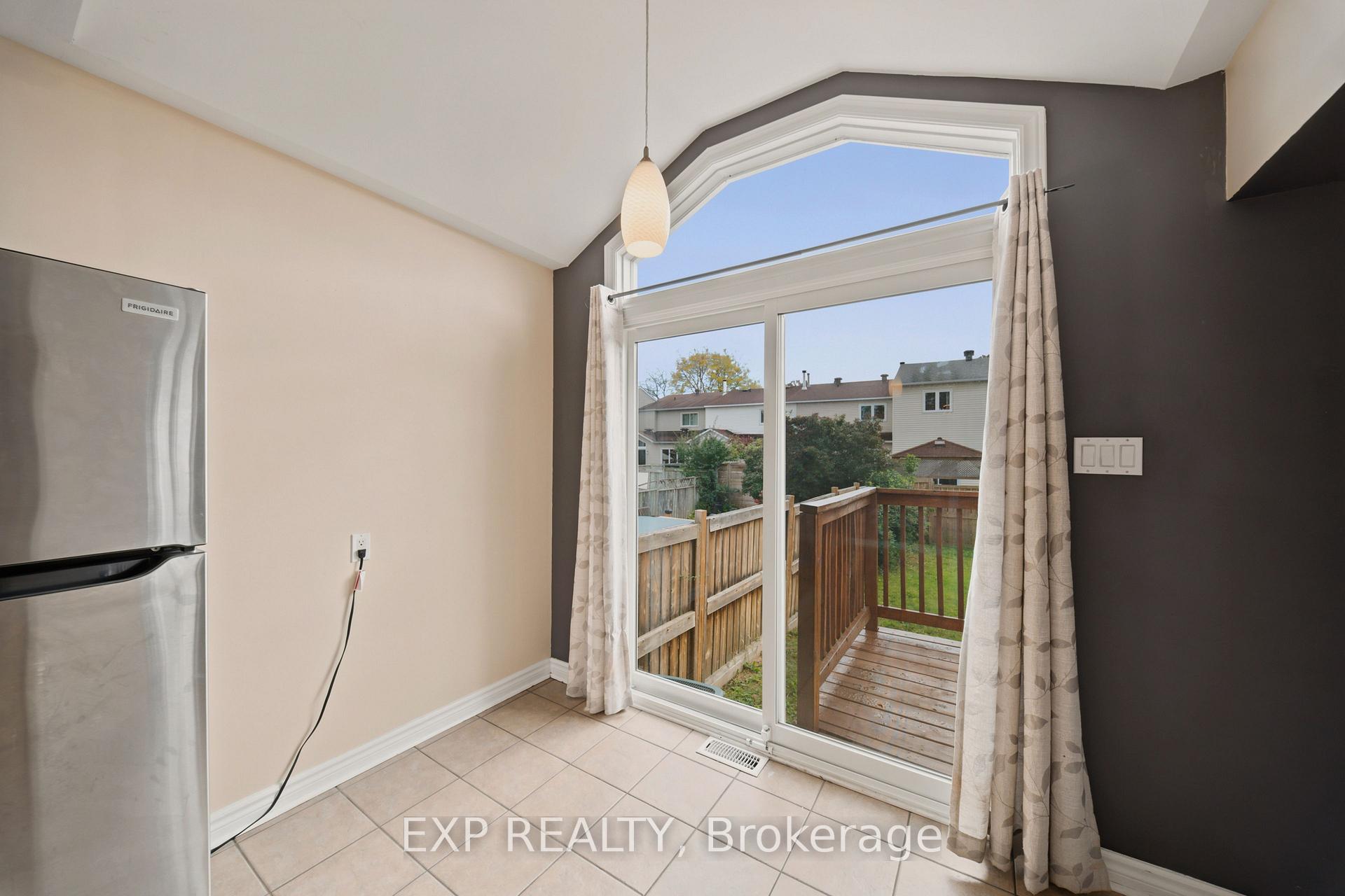 Photo 8 of 574 Latour Crescent, Ottawa, Fallingbrook/Gardenway South — HOMEH
