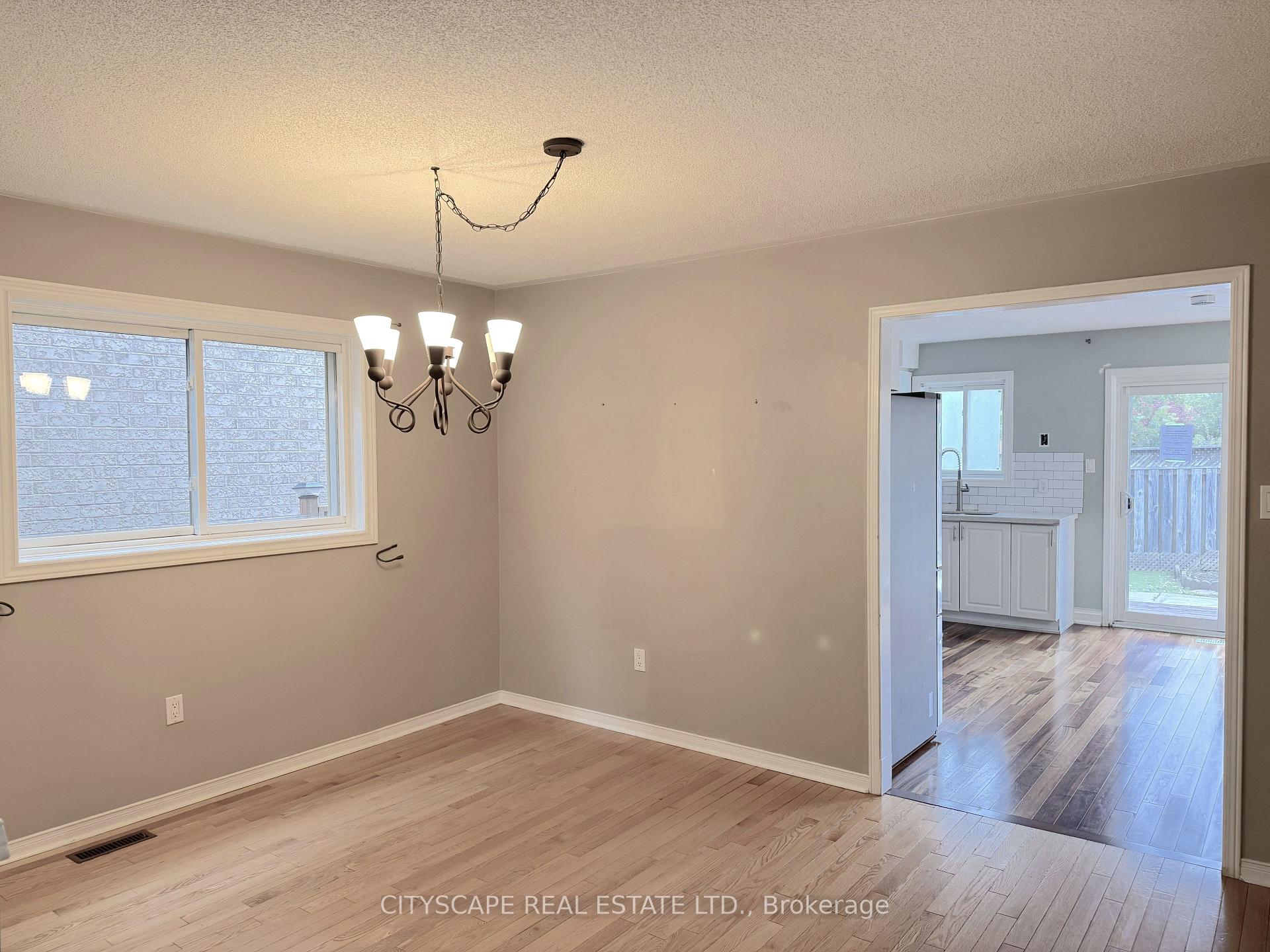 Photo 10 of 8 Safari Court, Brampton, Snelgrove — HOMEH