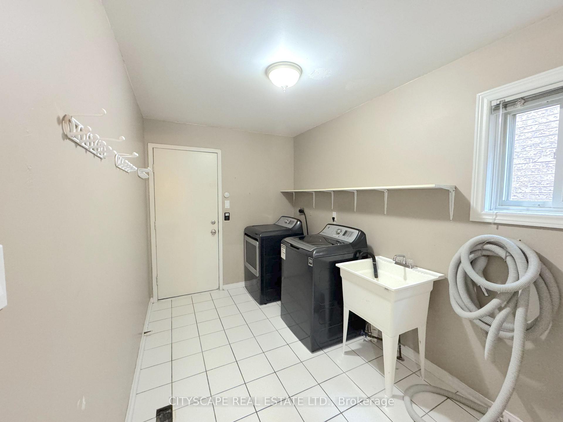 Photo 35 of 8 Safari Court, Brampton, Snelgrove — HOMEH