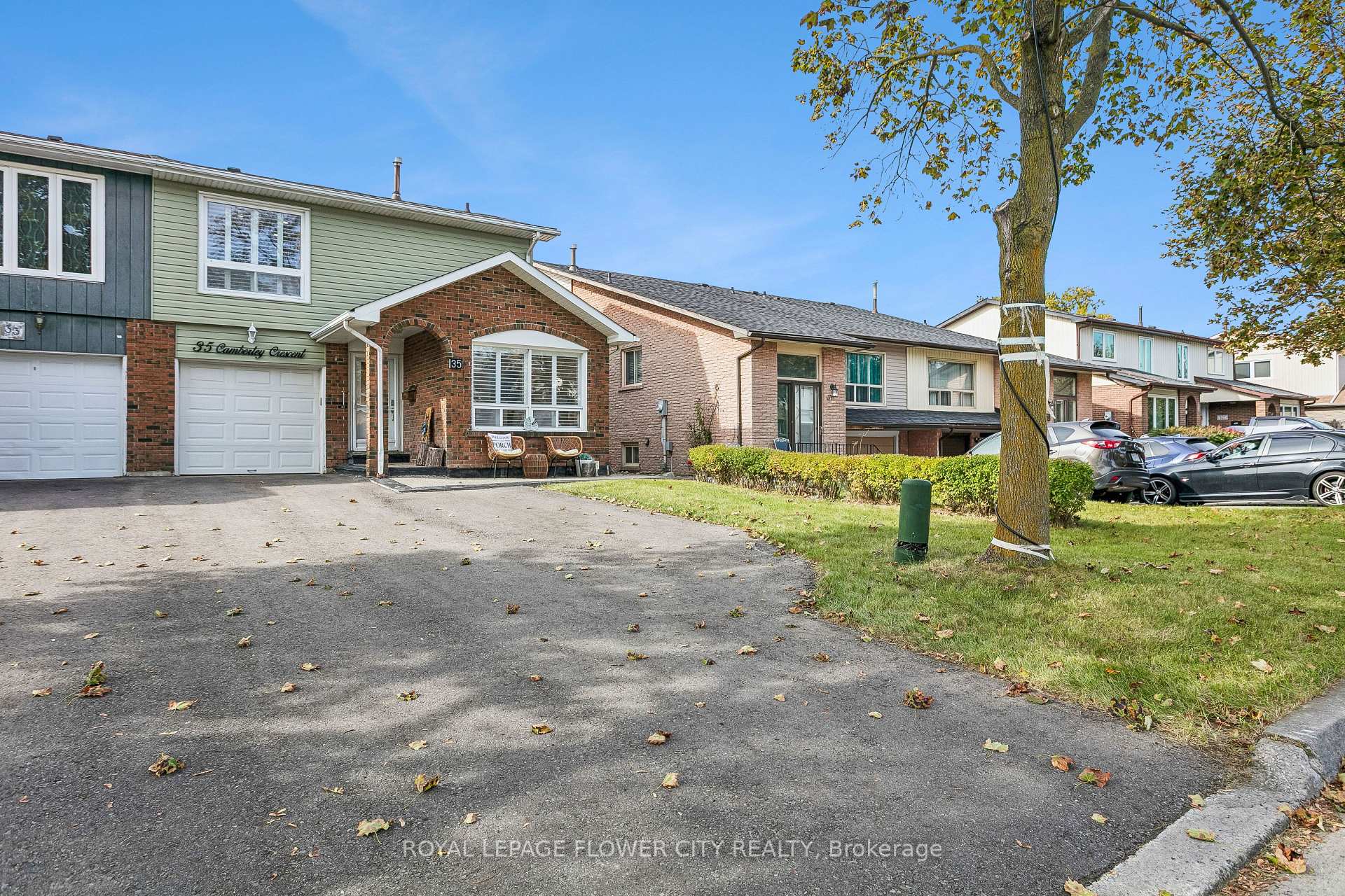 Photo 2 of 35 Camberley Crescent, Brampton, Brampton North — HOMEH