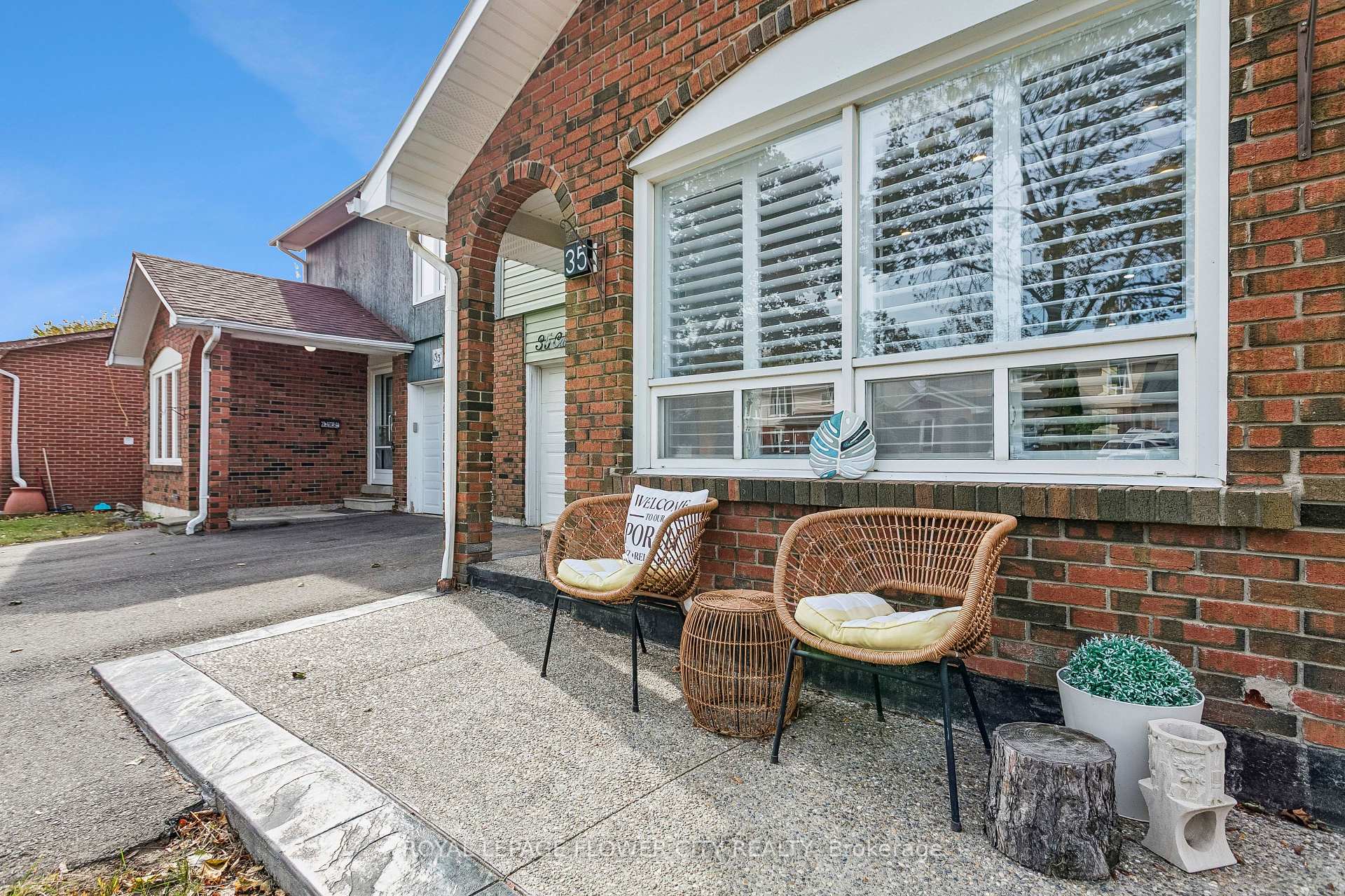Photo 3 of 35 Camberley Crescent, Brampton, Brampton North — HOMEH