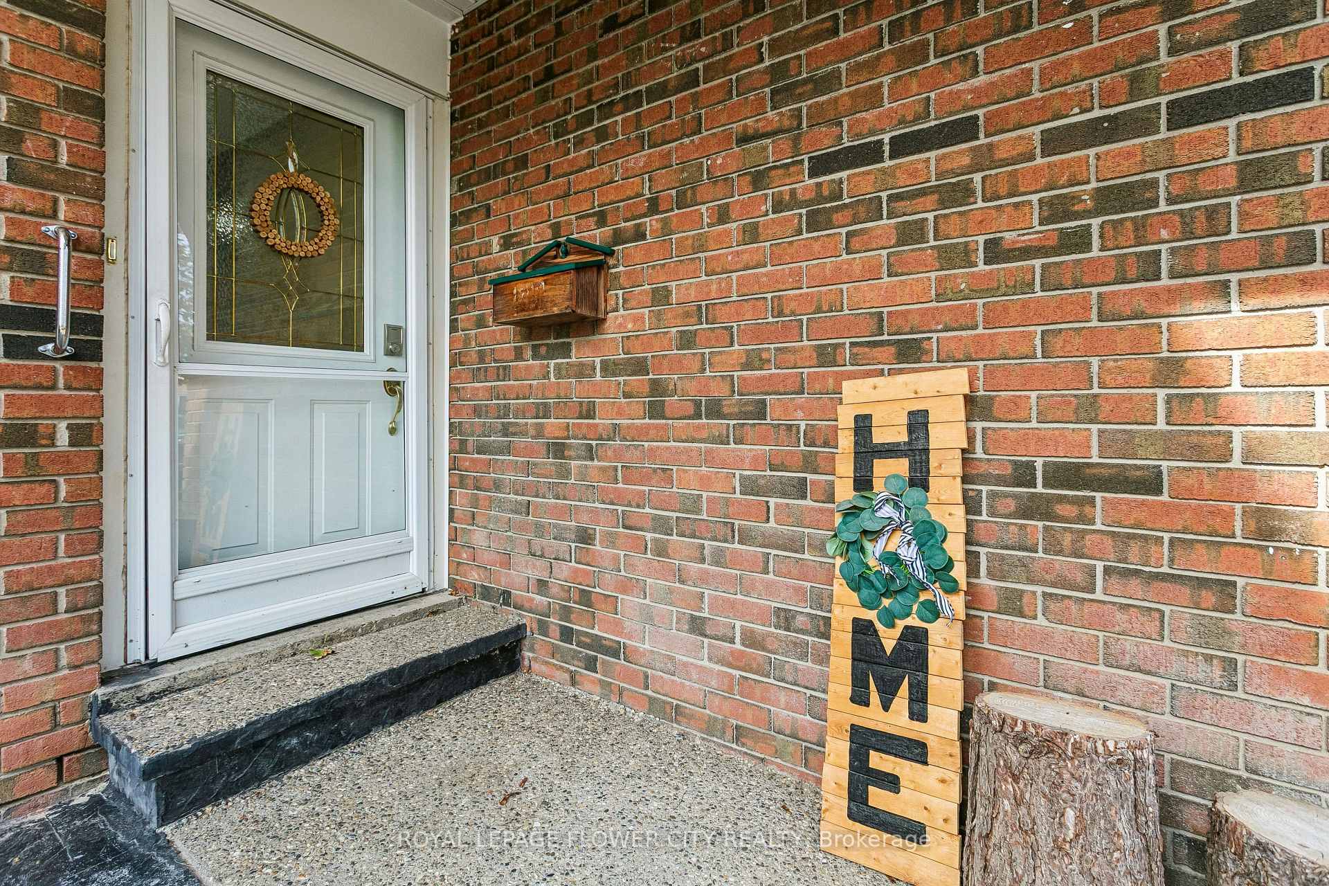 Photo 4 of 35 Camberley Crescent, Brampton, Brampton North — HOMEH