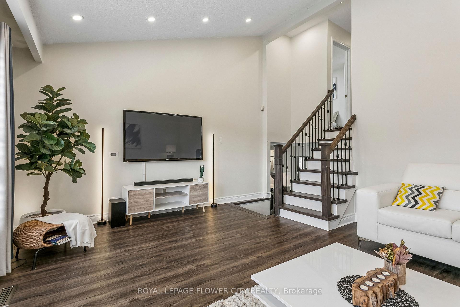 Photo 20 of 35 Camberley Crescent, Brampton, Brampton North — HOMEH