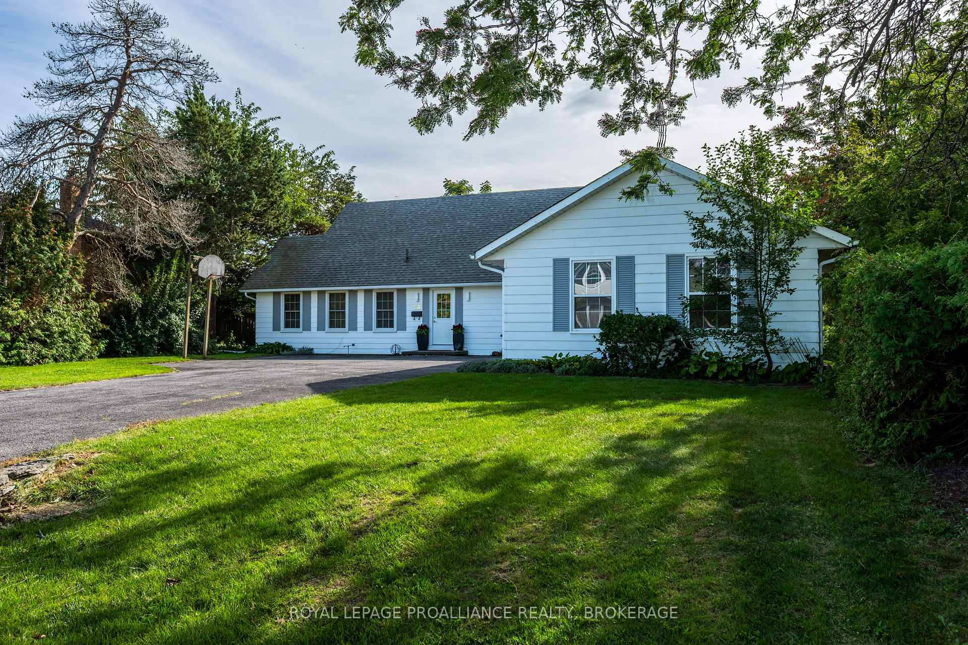 Photo 2 of 34 Cambridge Crescent, Loyalist, Amherstview — HOMEH