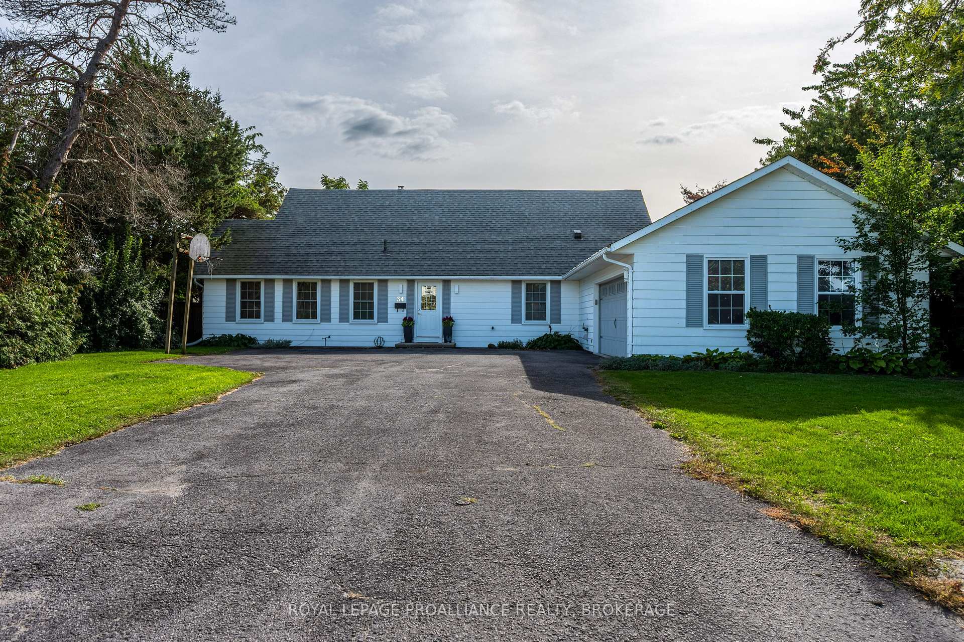 Photo 3 of 34 Cambridge Crescent, Loyalist, Amherstview — HOMEH
