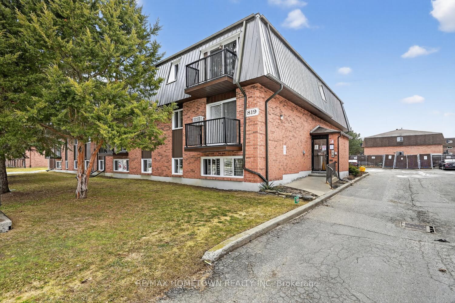 Photo 3 of Unit 8, 819 Macodrum Drive, Brockville, Brockville — HOMEH