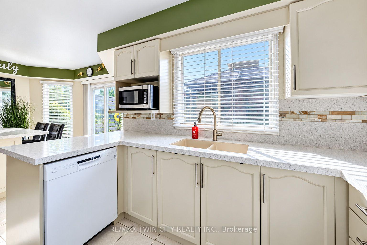 Photo 13 of 11 Peregrine Crescent, Cambridge, Clemens Mills/Saginaw — HOMEH