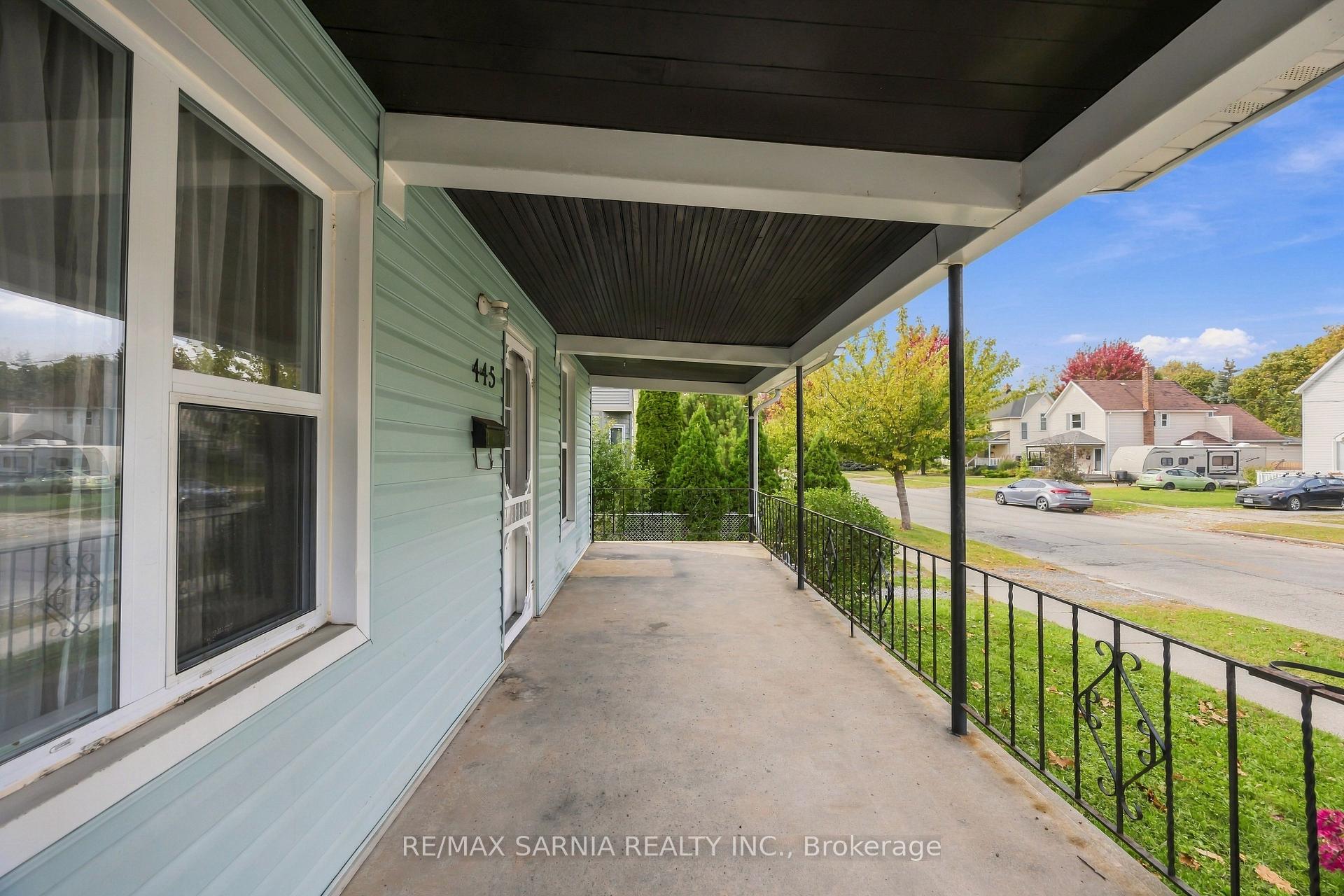 Photo 4 of 445 Wellington Street, Sarnia — HOMEH