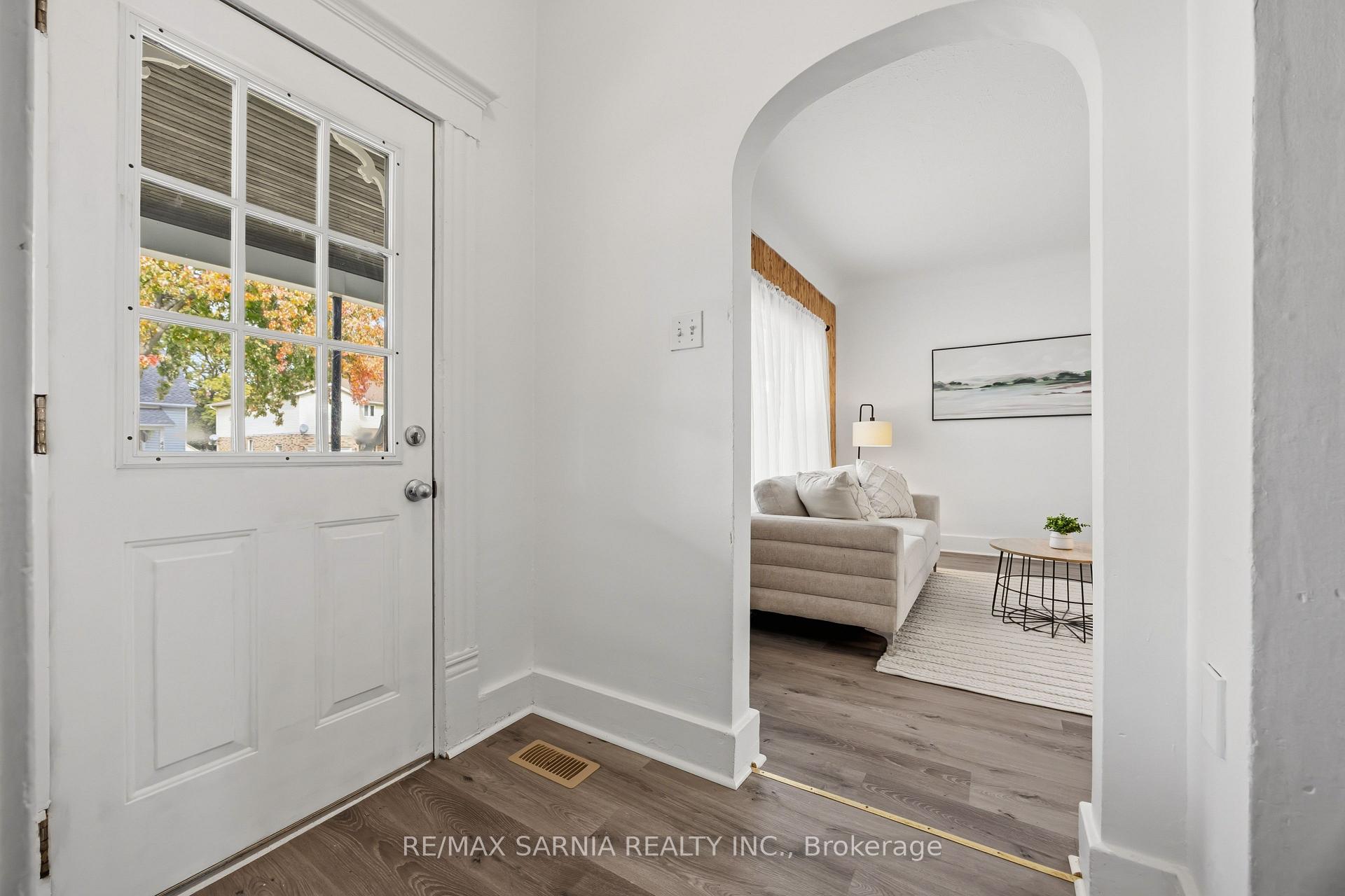 Photo 5 of 445 Wellington Street, Sarnia — HOMEH