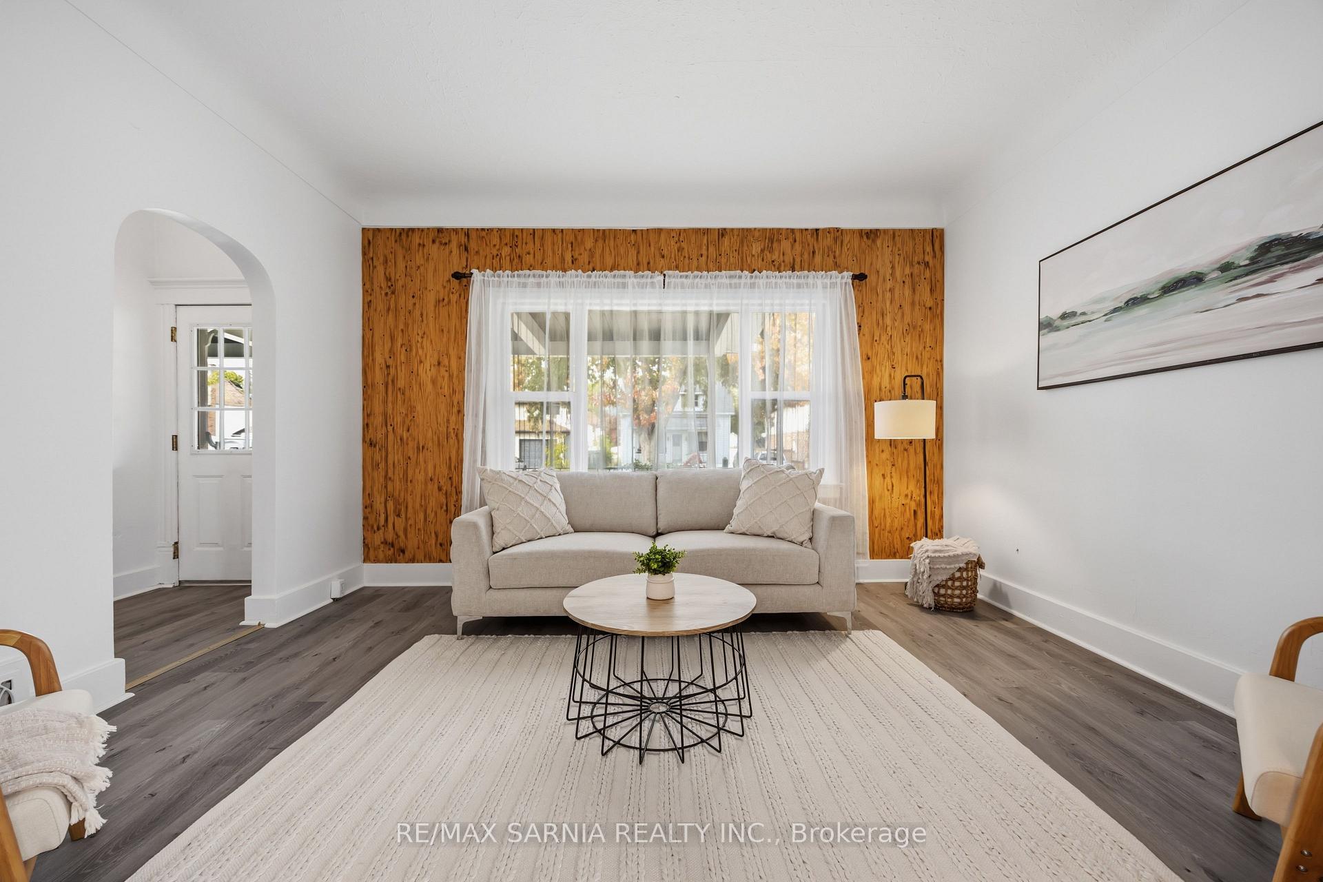 Photo 7 of 445 Wellington Street, Sarnia — HOMEH