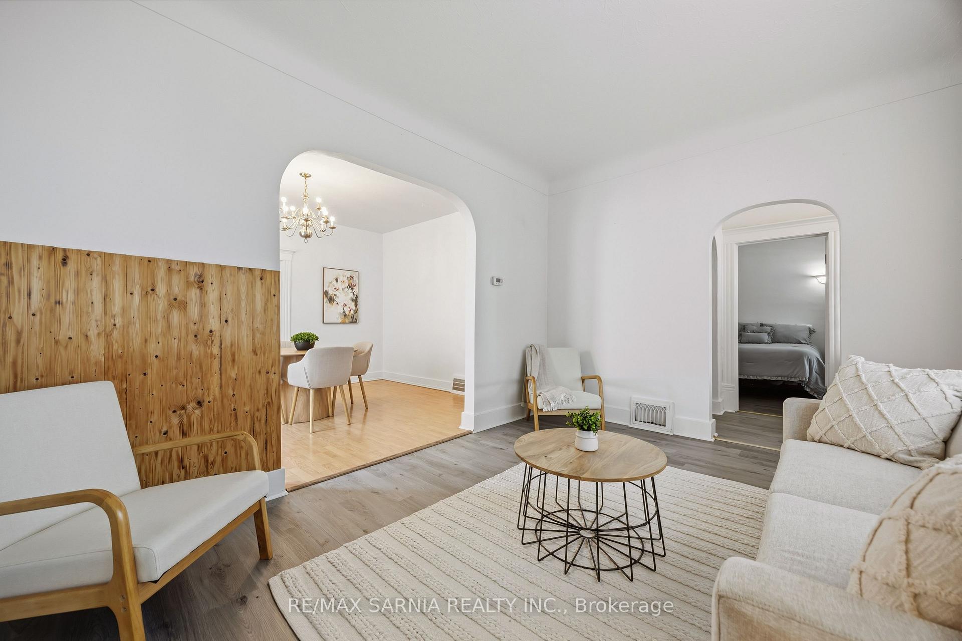 Photo 8 of 445 Wellington Street, Sarnia — HOMEH