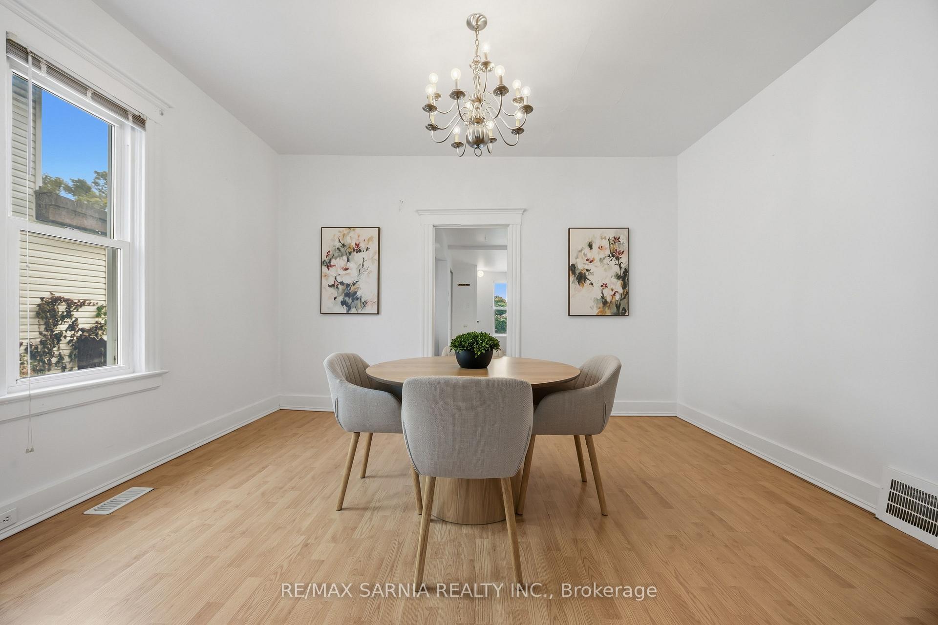 Photo 9 of 445 Wellington Street, Sarnia — HOMEH