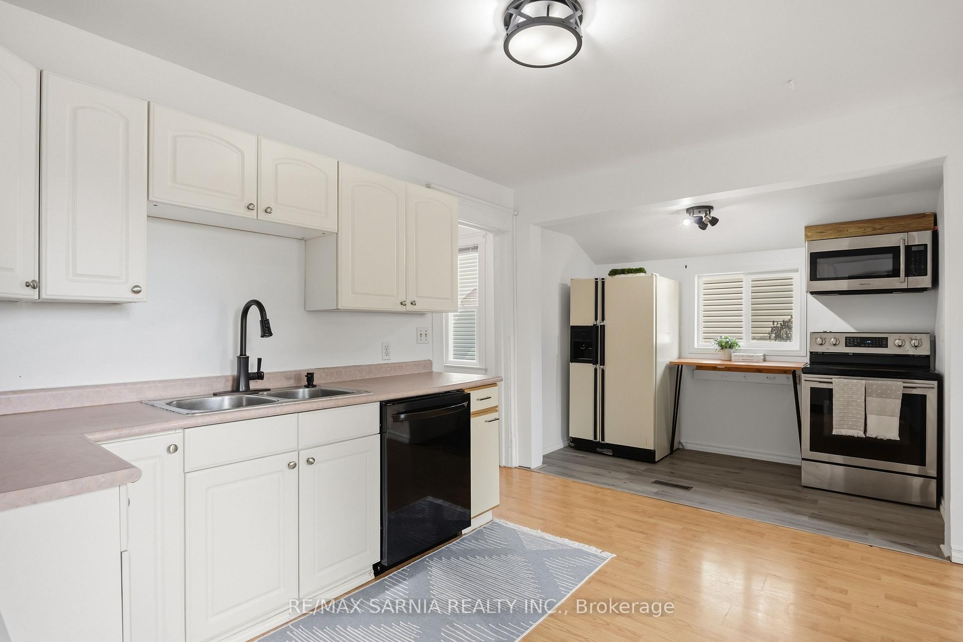 Photo 16 of 445 Wellington Street, Sarnia — HOMEH