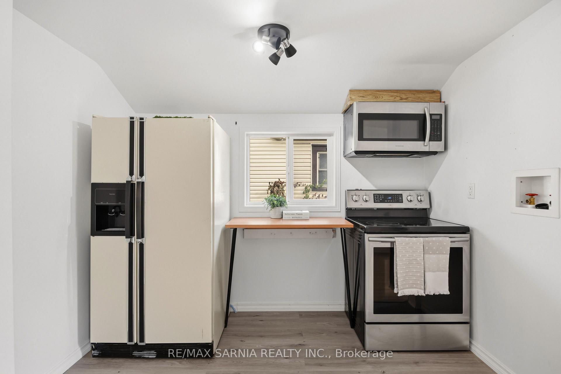 Photo 17 of 445 Wellington Street, Sarnia — HOMEH