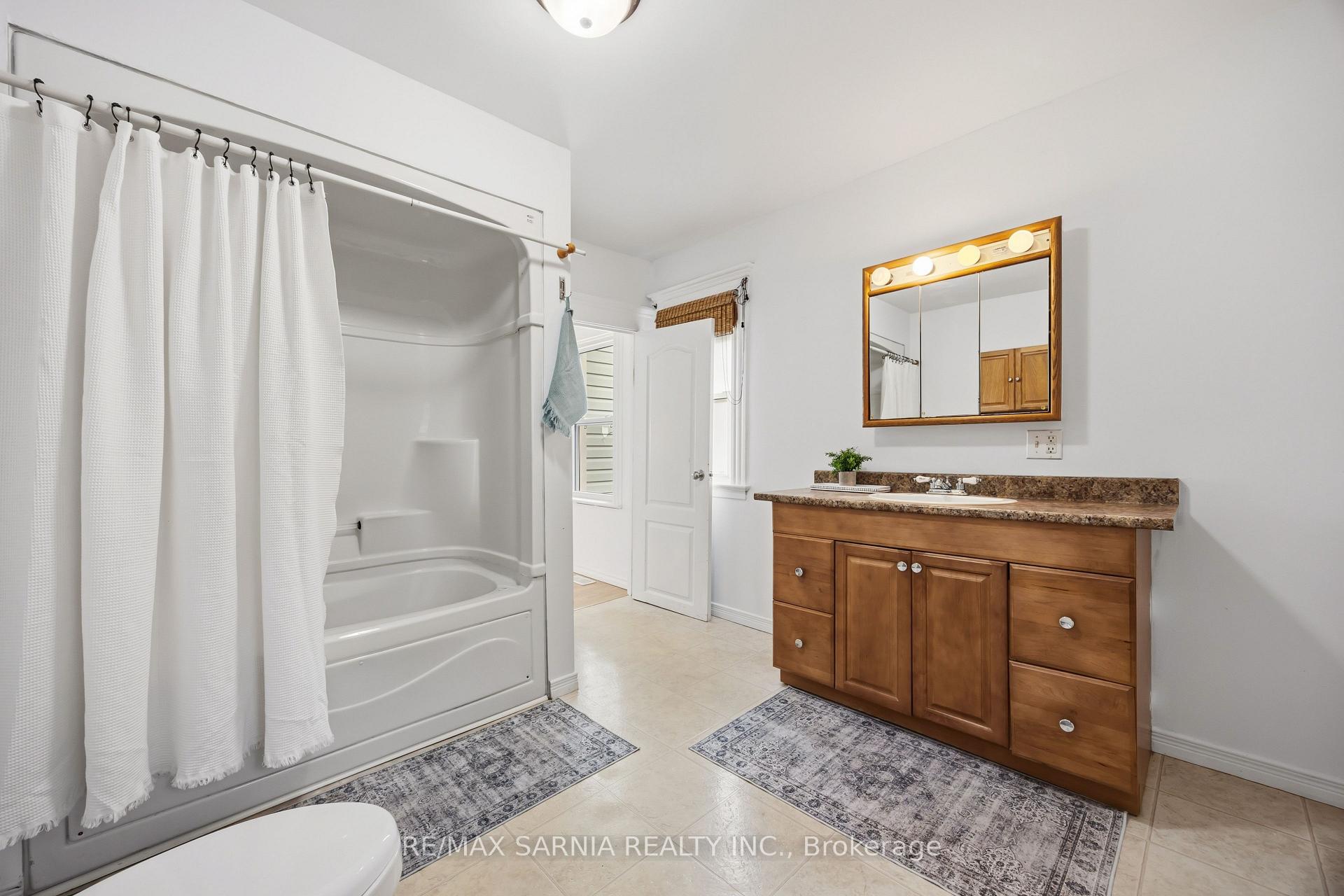 Photo 18 of 445 Wellington Street, Sarnia — HOMEH