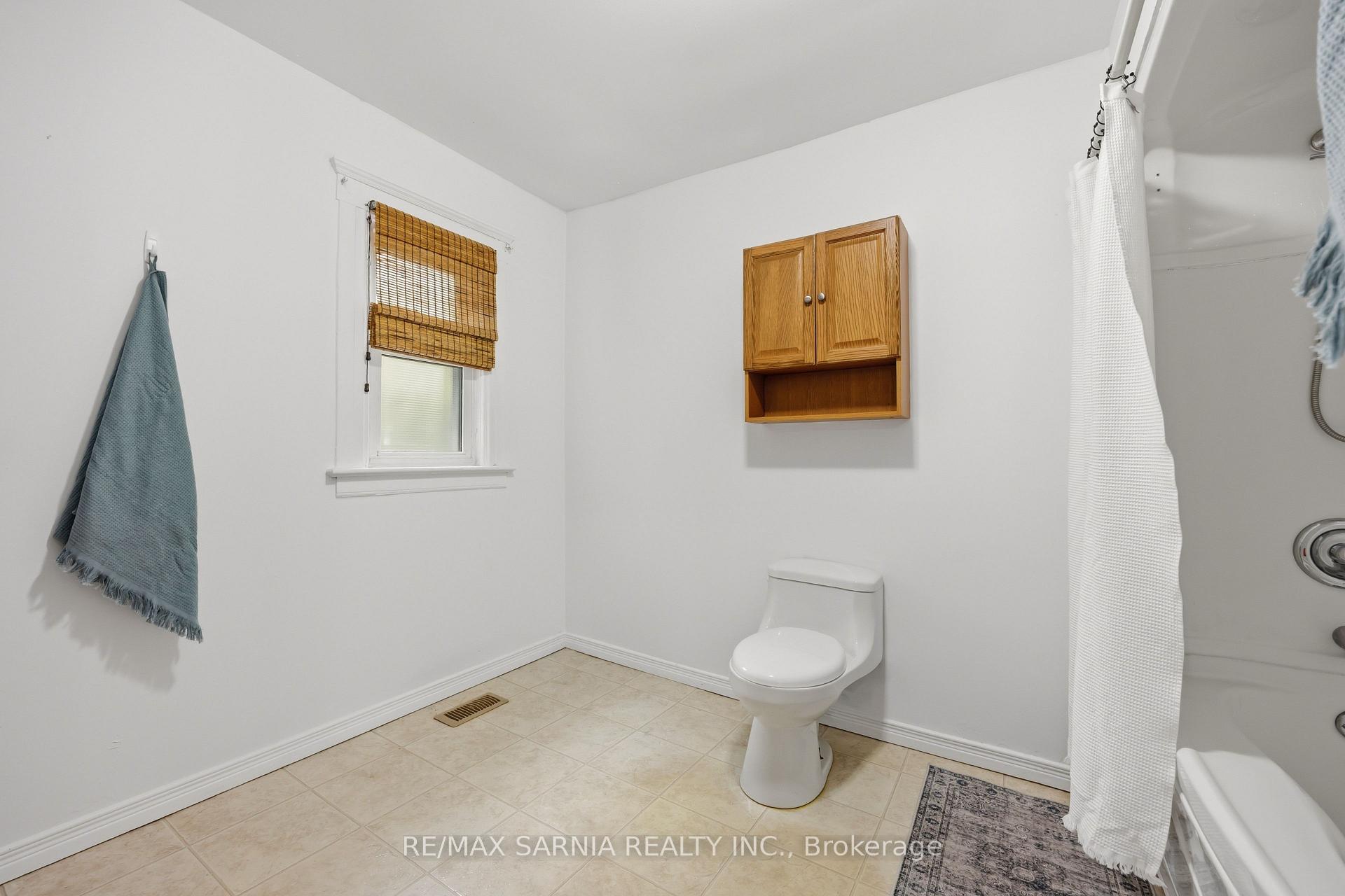 Photo 19 of 445 Wellington Street, Sarnia — HOMEH