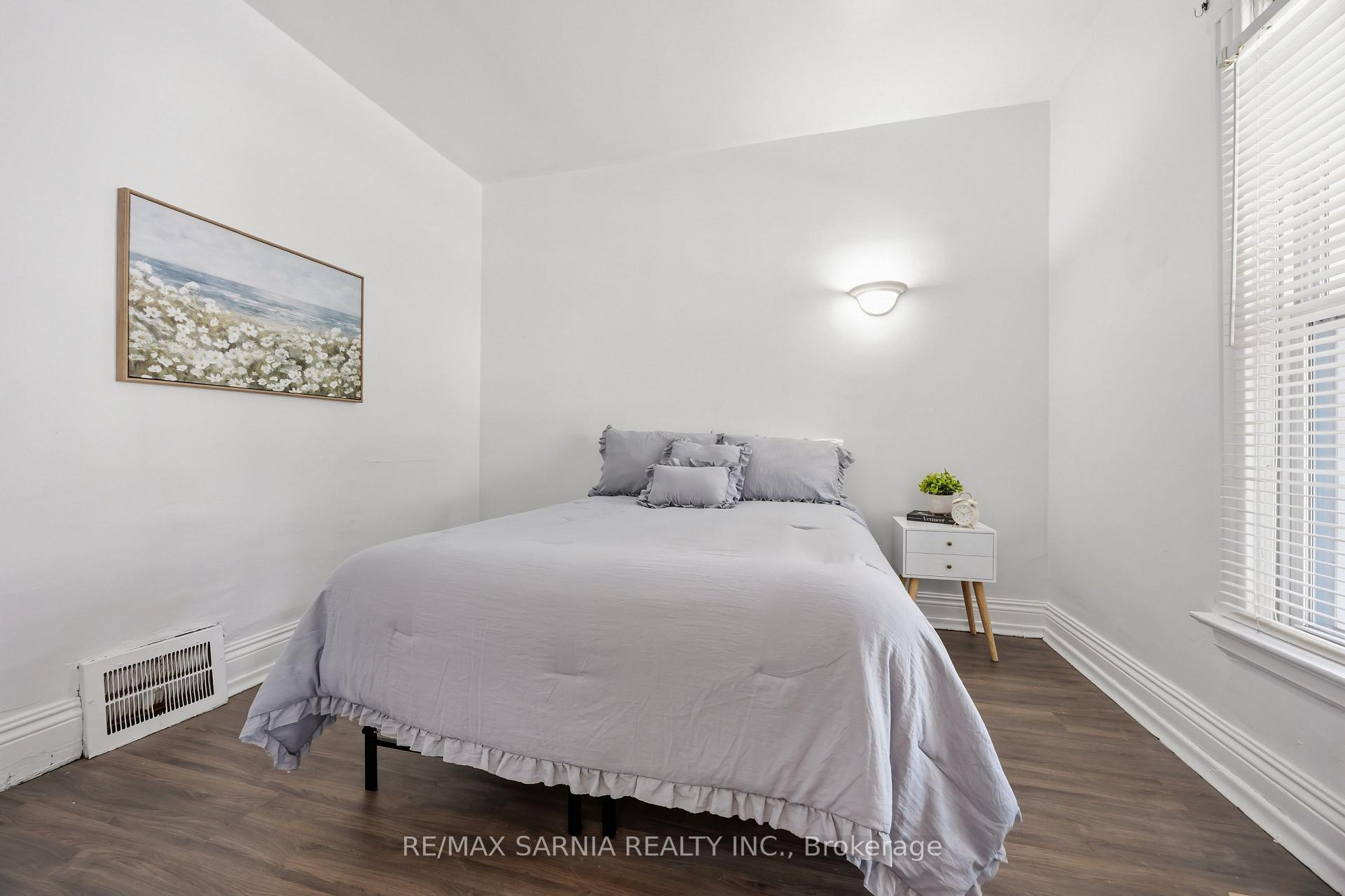 Photo 23 of 445 Wellington Street, Sarnia — HOMEH
