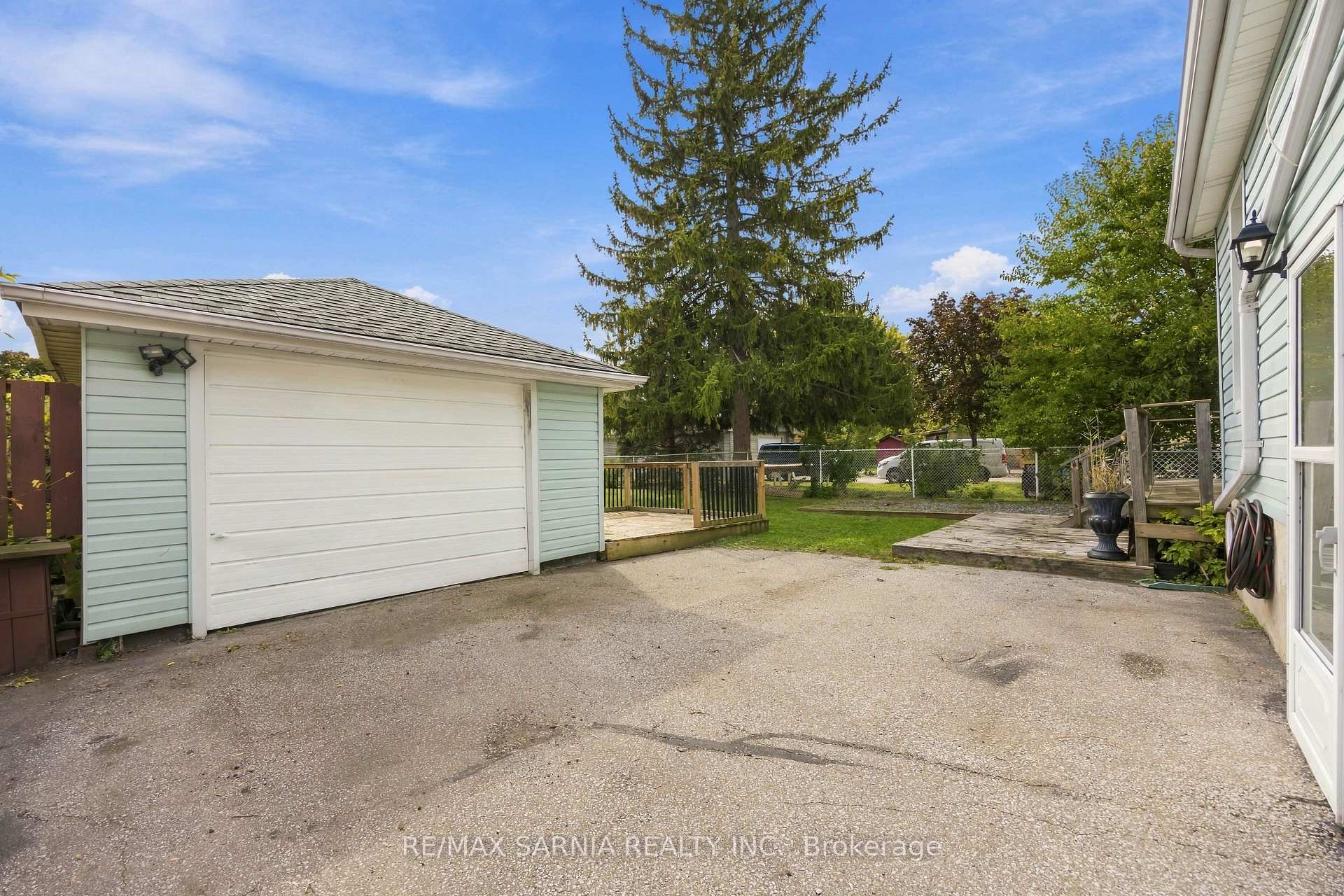 Photo 31 of 445 Wellington Street, Sarnia — HOMEH