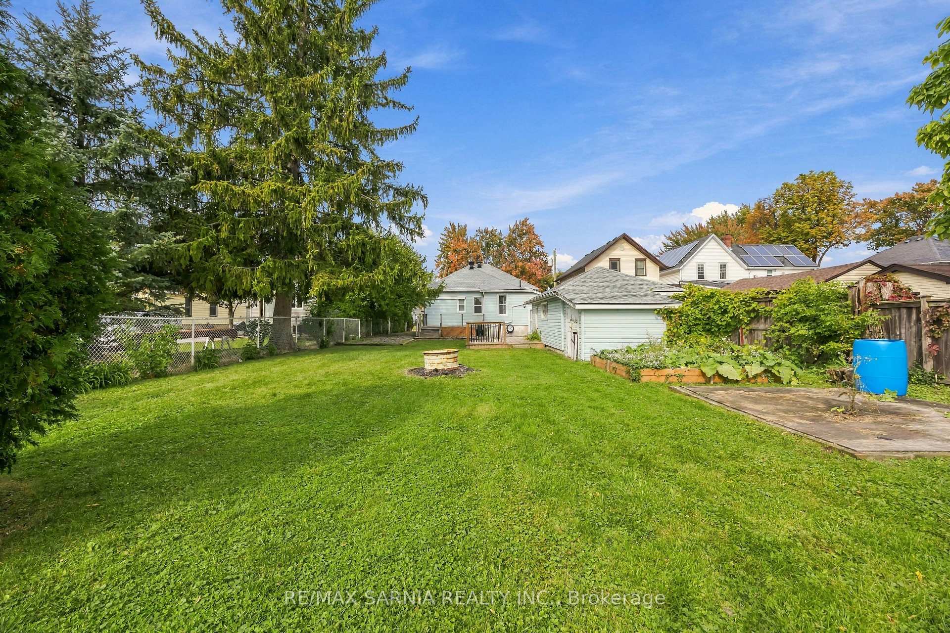 Photo 37 of 445 Wellington Street, Sarnia — HOMEH