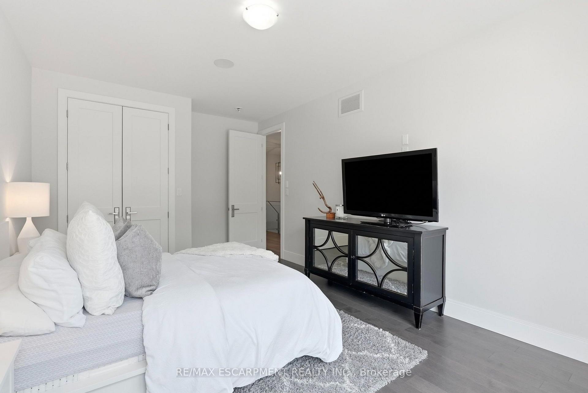 Photo 34 of 65 Forest Avenue, Mississauga, Port Credit — HOMEH