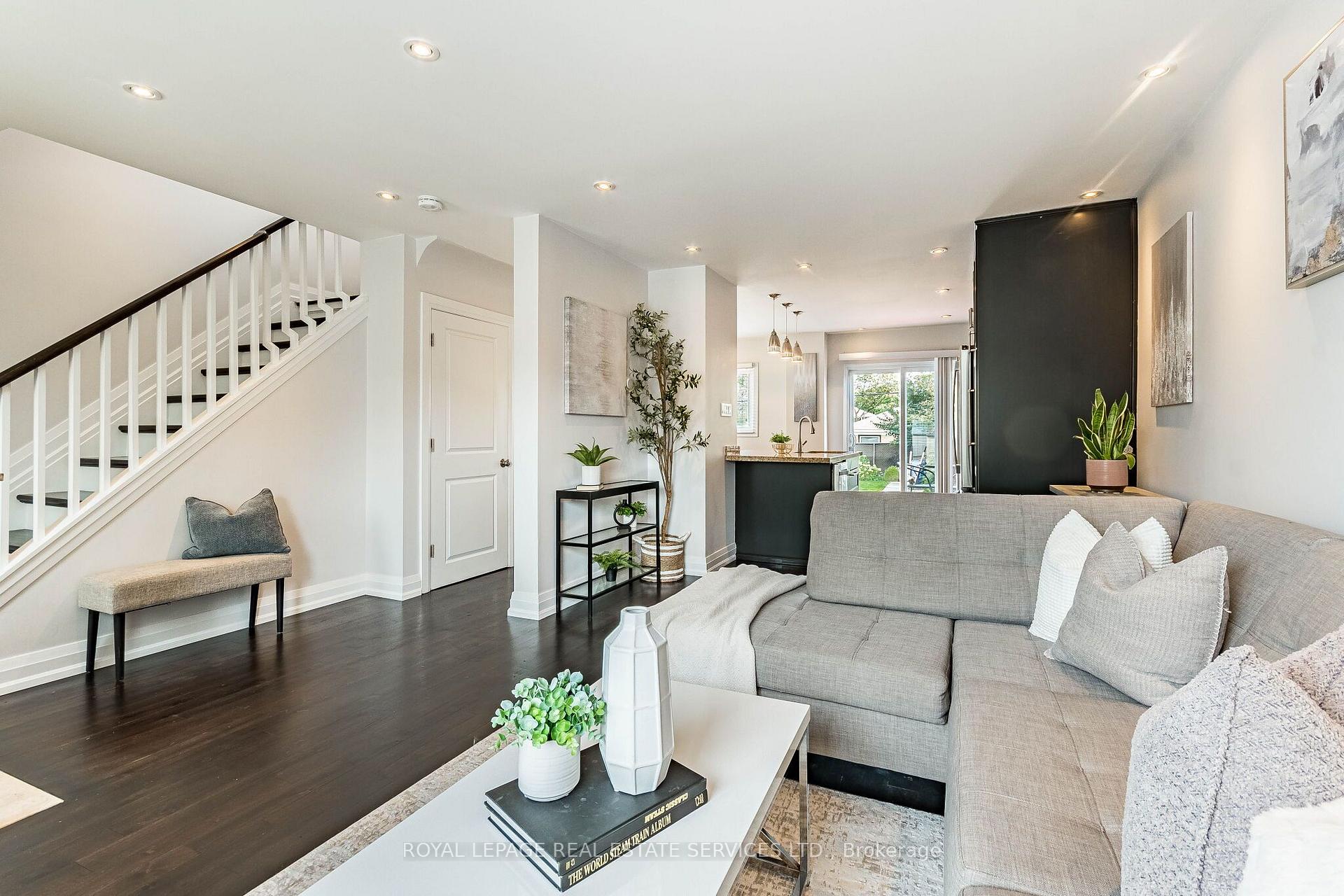 Photo 4 of 1192 Flagship Drive, Mississauga, Applewood — HOMEH
