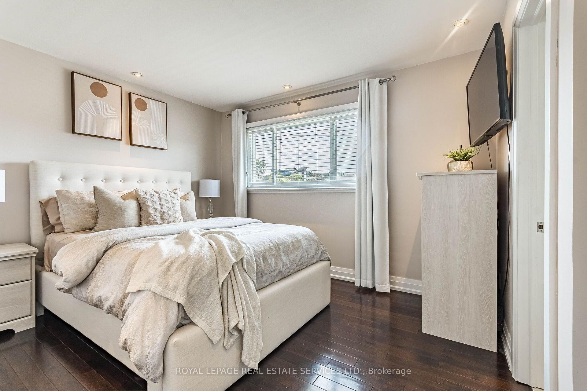 Photo 12 of 1192 Flagship Drive, Mississauga, Applewood — HOMEH