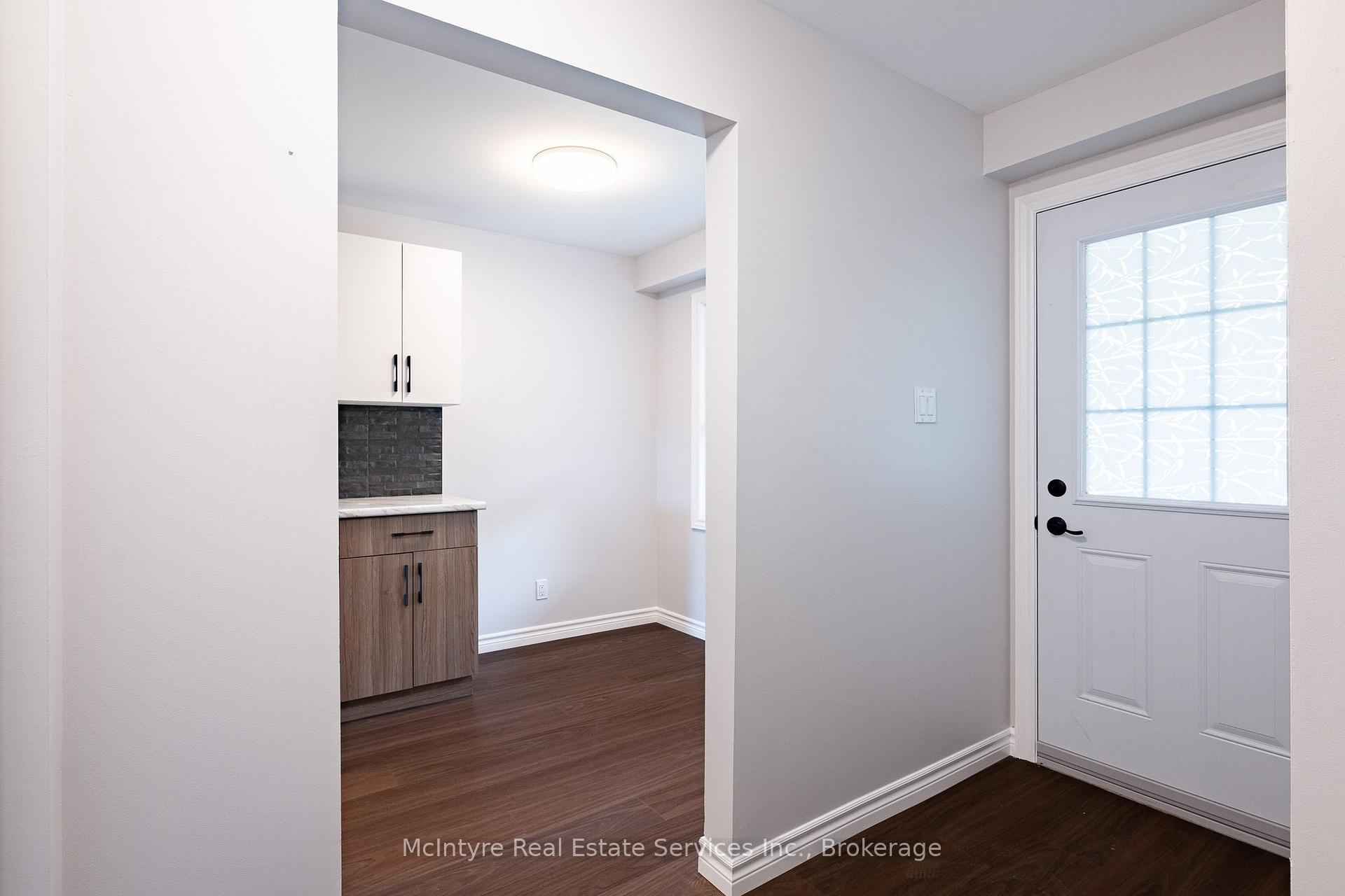 Photo 4 of 537B Barwick Crescent, Waterloo, Colonial Acres — HOMEH