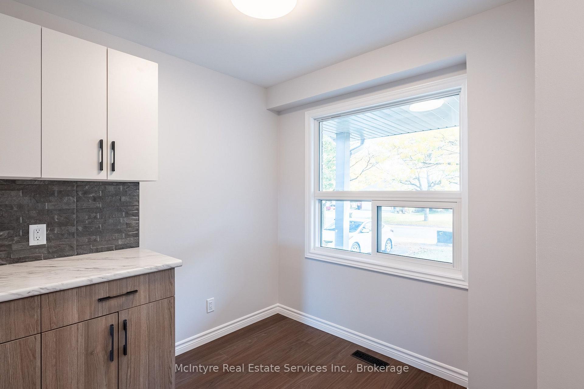 Photo 6 of 537B Barwick Crescent, Waterloo, Colonial Acres — HOMEH