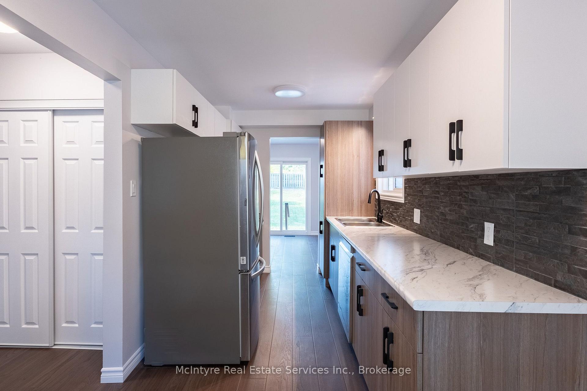 Photo 7 of 537B Barwick Crescent, Waterloo, Colonial Acres — HOMEH