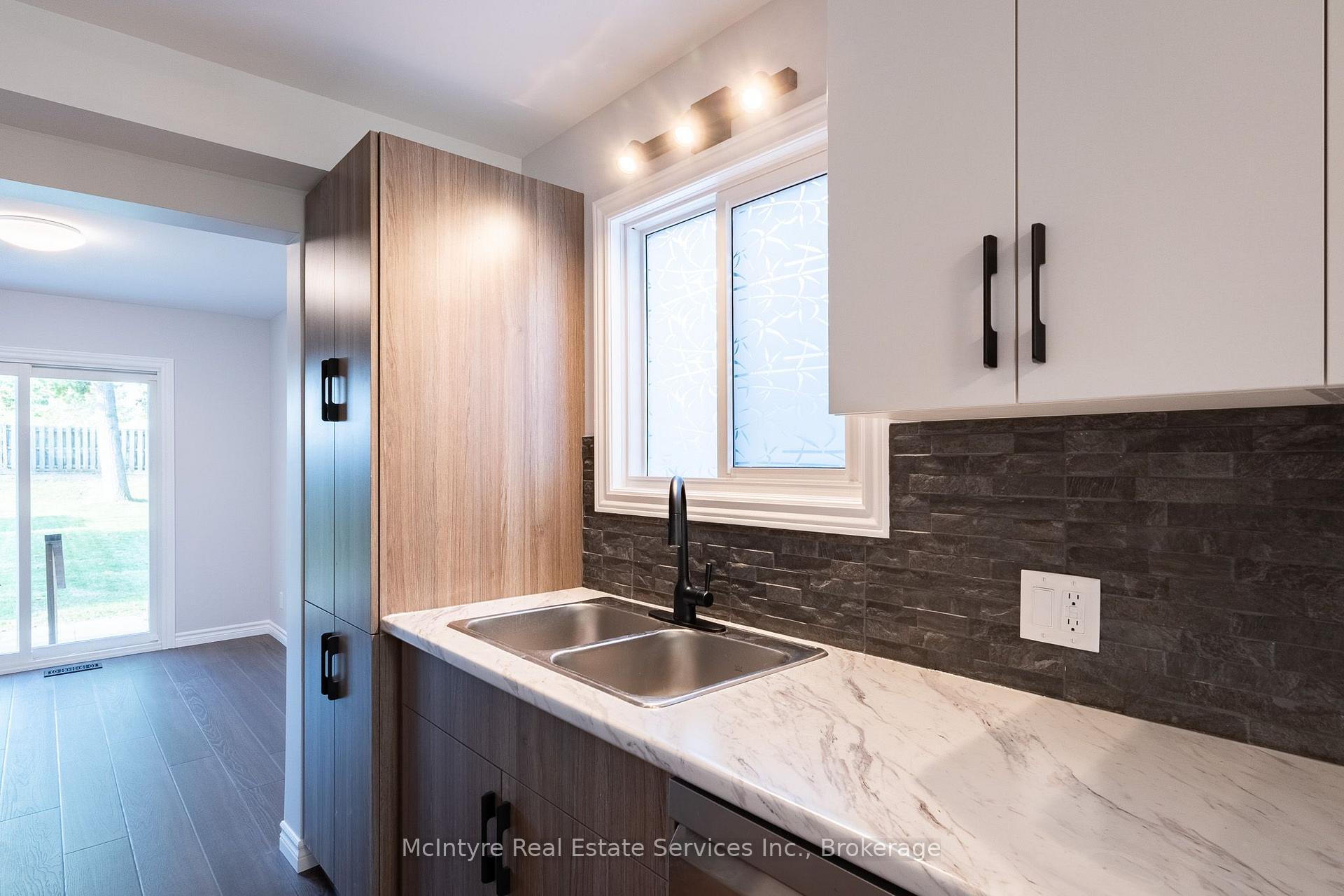 Photo 8 of 537B Barwick Crescent, Waterloo, Colonial Acres — HOMEH