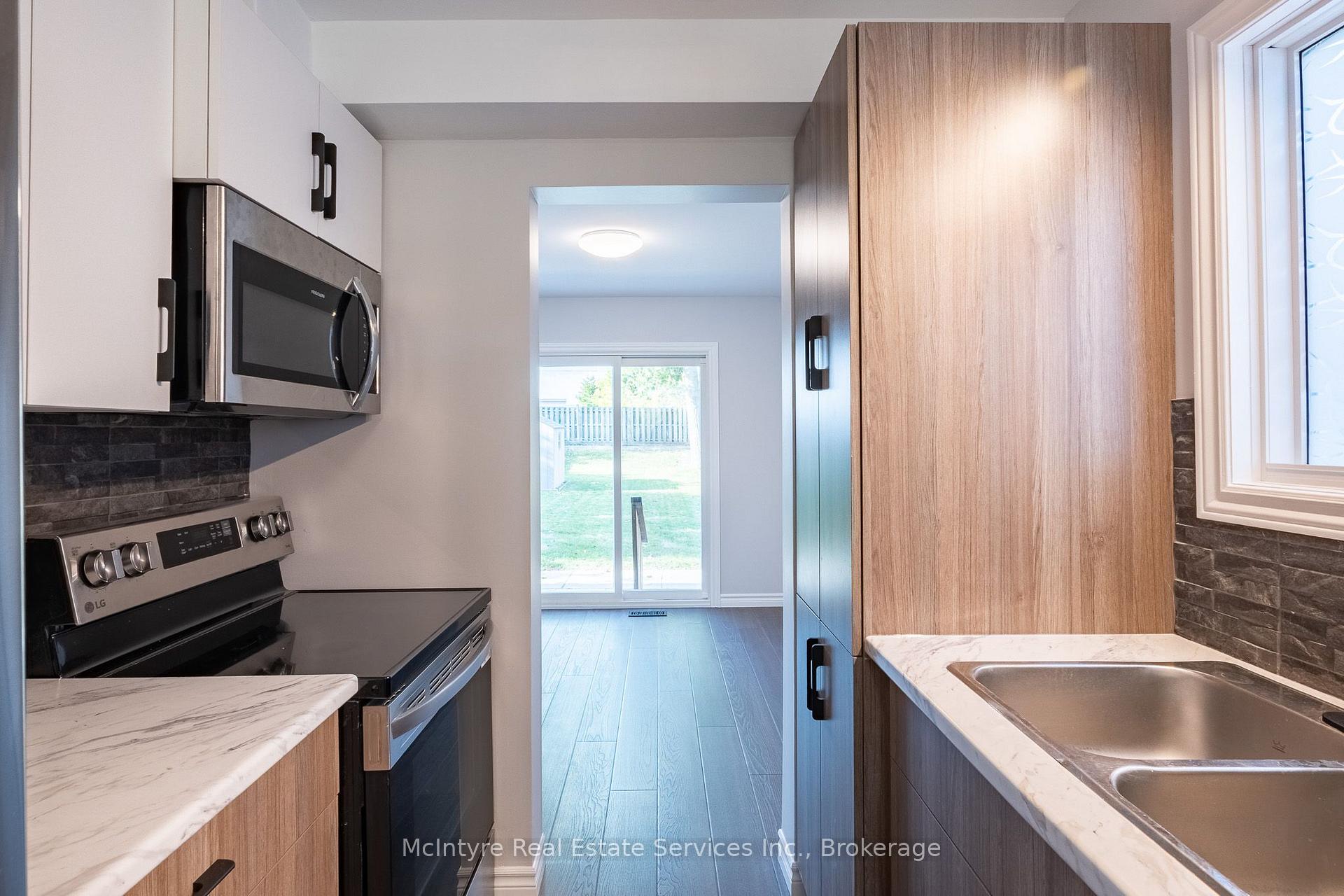 Photo 9 of 537B Barwick Crescent, Waterloo, Colonial Acres — HOMEH