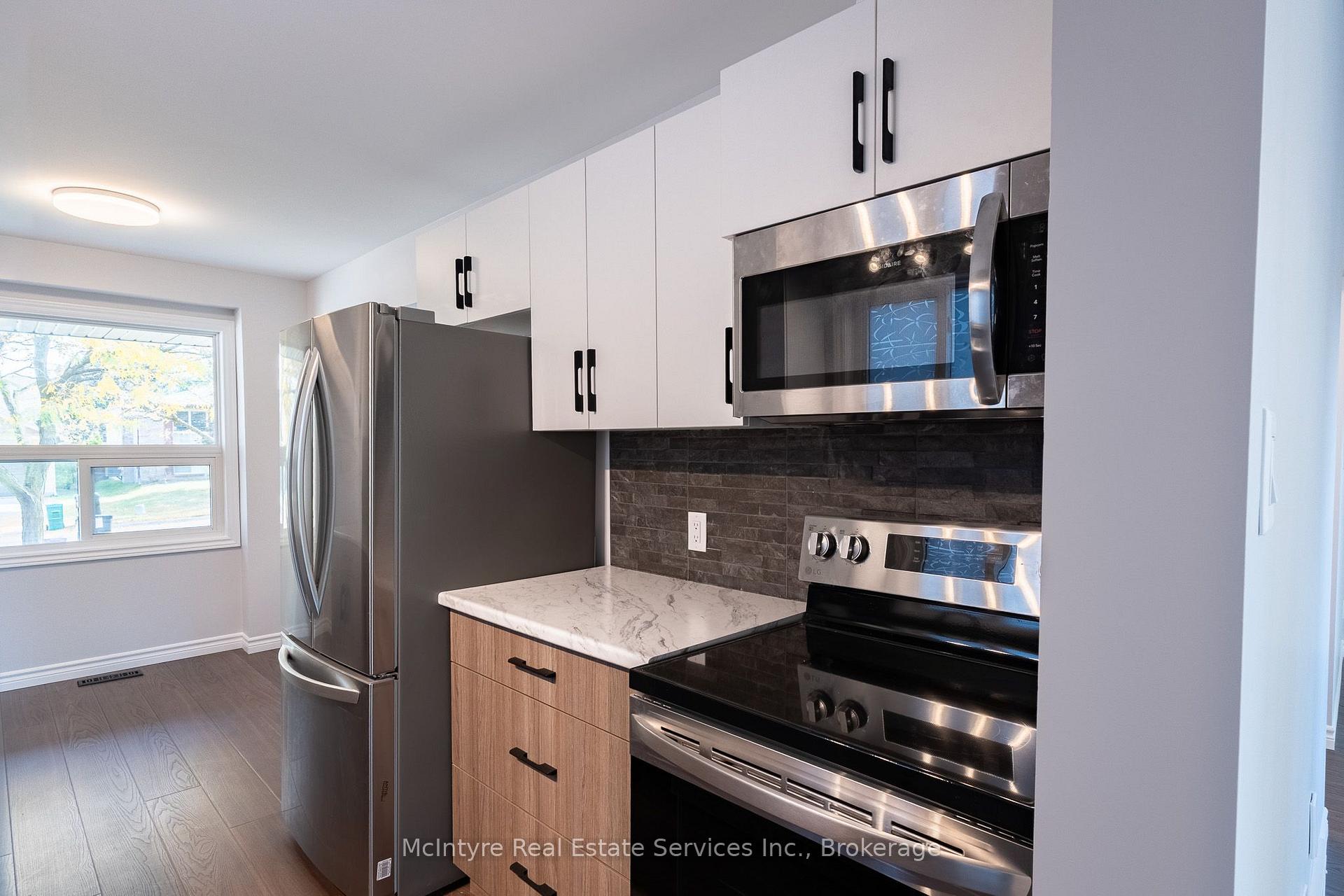 Photo 10 of 537B Barwick Crescent, Waterloo, Colonial Acres — HOMEH