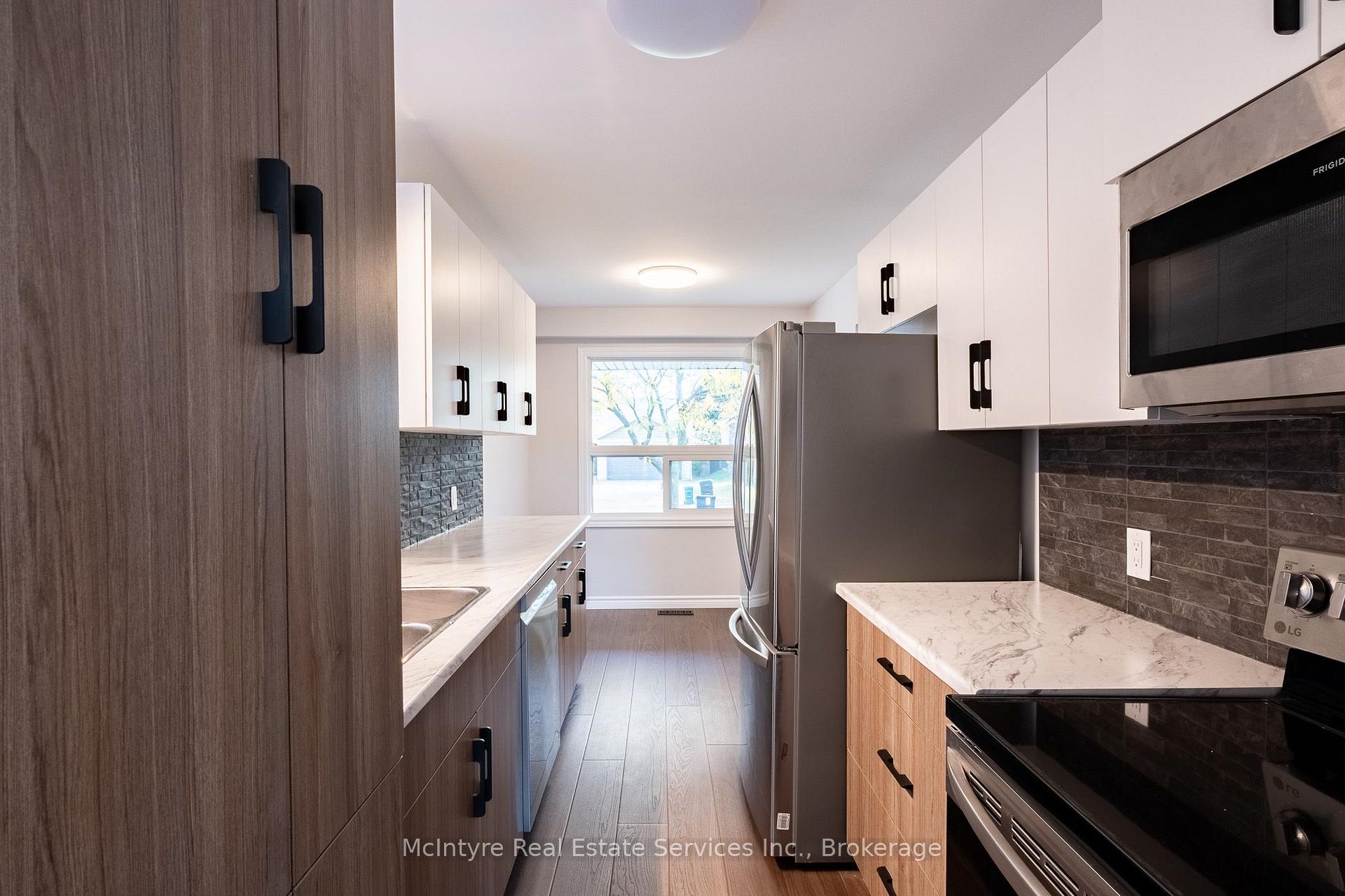 Photo 11 of 537B Barwick Crescent, Waterloo, Colonial Acres — HOMEH