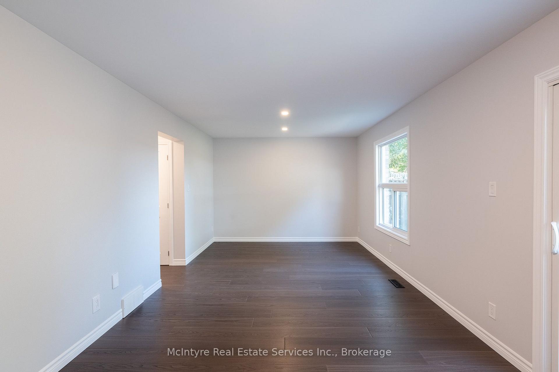 Photo 13 of 537B Barwick Crescent, Waterloo, Colonial Acres — HOMEH
