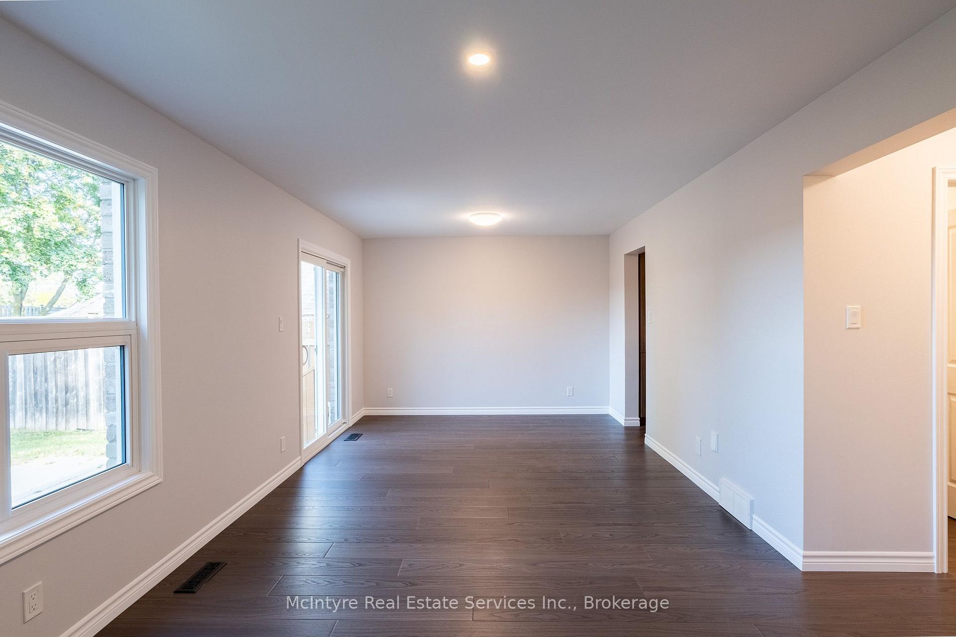 Photo 14 of 537B Barwick Crescent, Waterloo, Colonial Acres — HOMEH