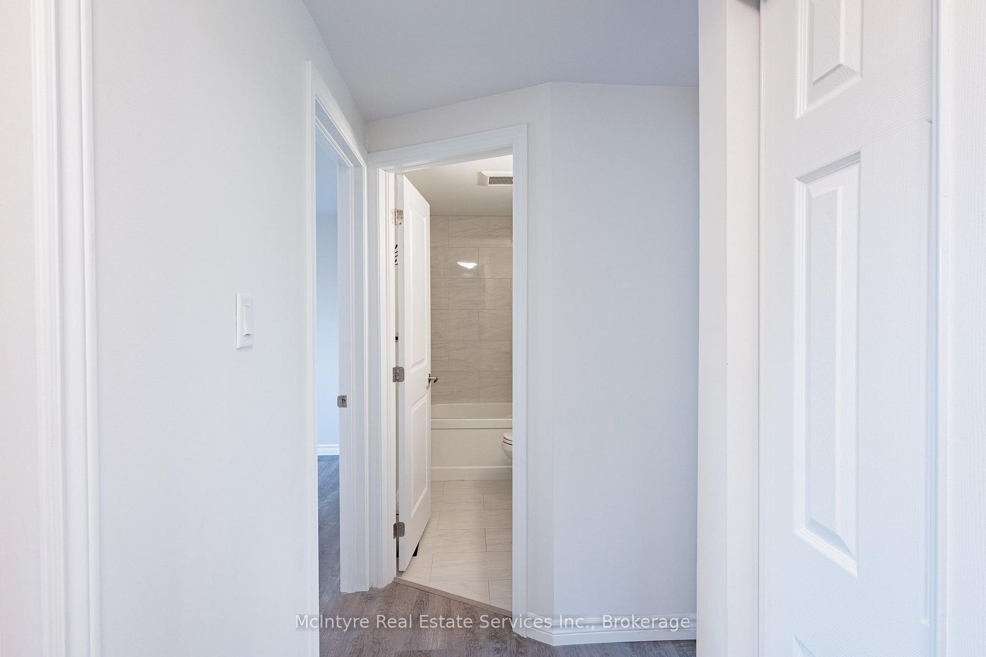 Photo 19 of 537B Barwick Crescent, Waterloo, Colonial Acres — HOMEH