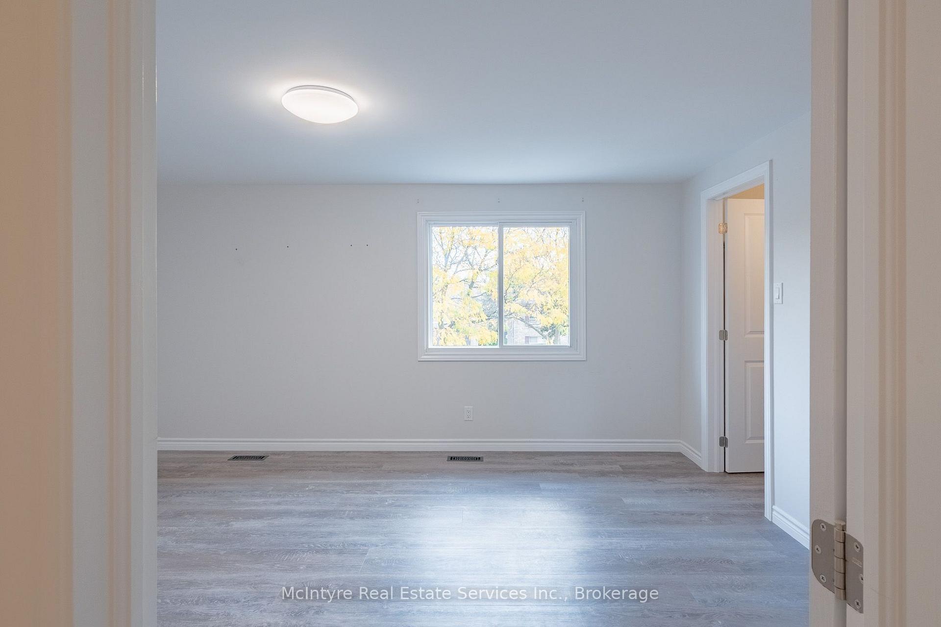Photo 30 of 537B Barwick Crescent, Waterloo, Colonial Acres — HOMEH