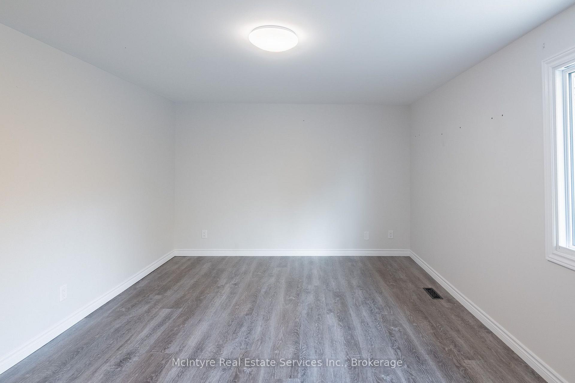 Photo 35 of 537B Barwick Crescent, Waterloo, Colonial Acres — HOMEH