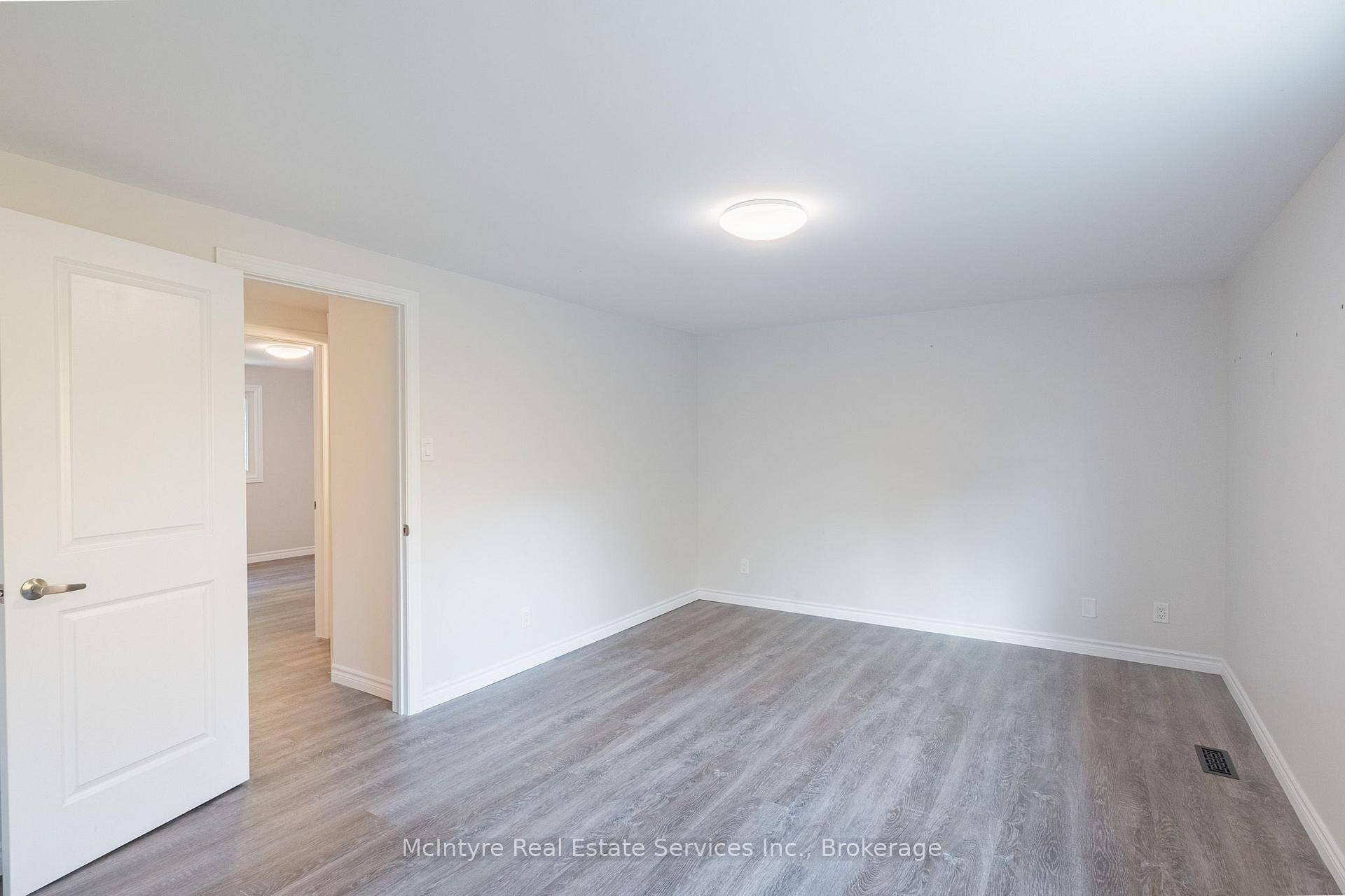 Photo 34 of 537B Barwick Crescent, Waterloo, Colonial Acres — HOMEH