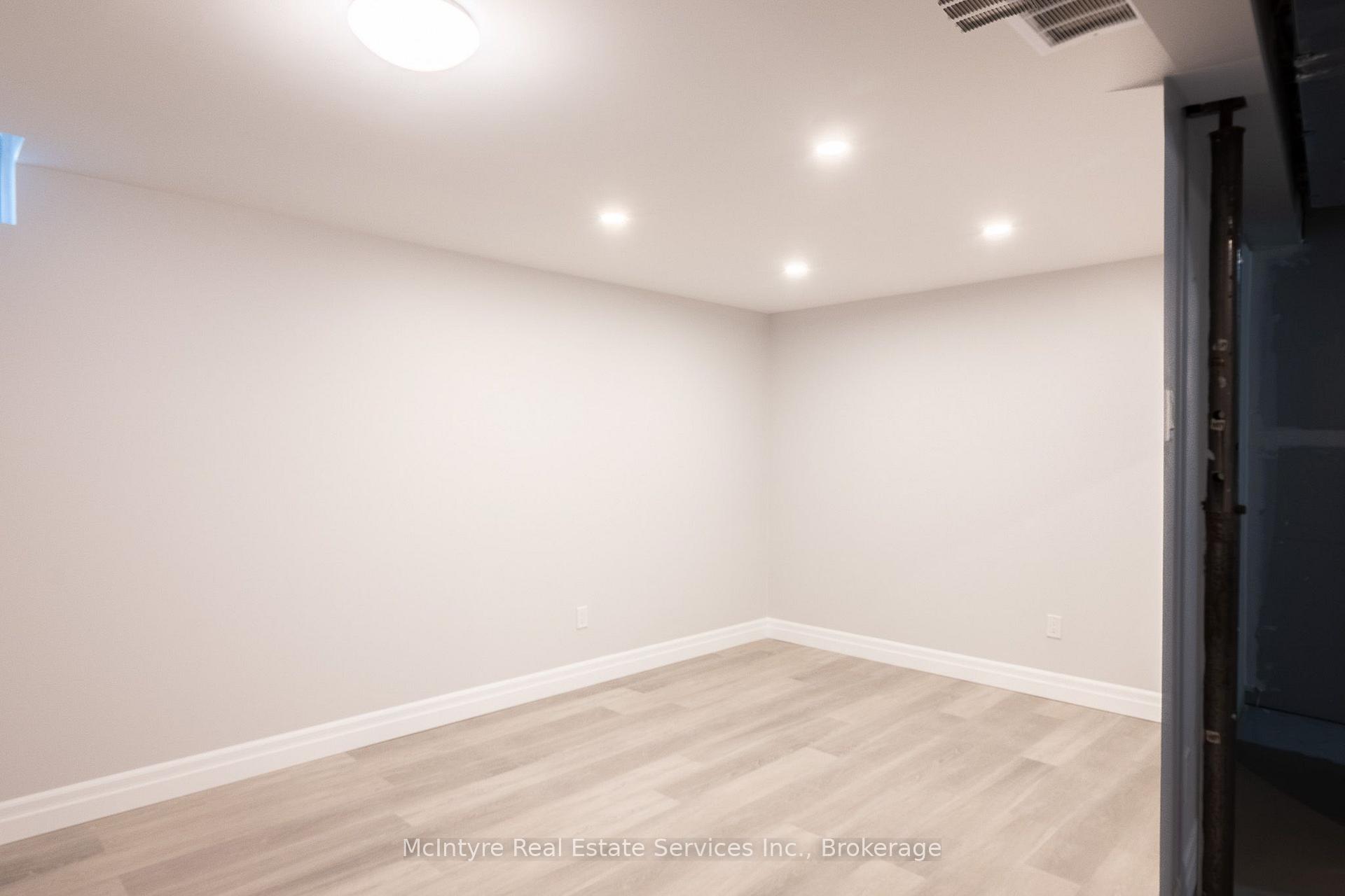 Photo 36 of 537B Barwick Crescent, Waterloo, Colonial Acres — HOMEH
