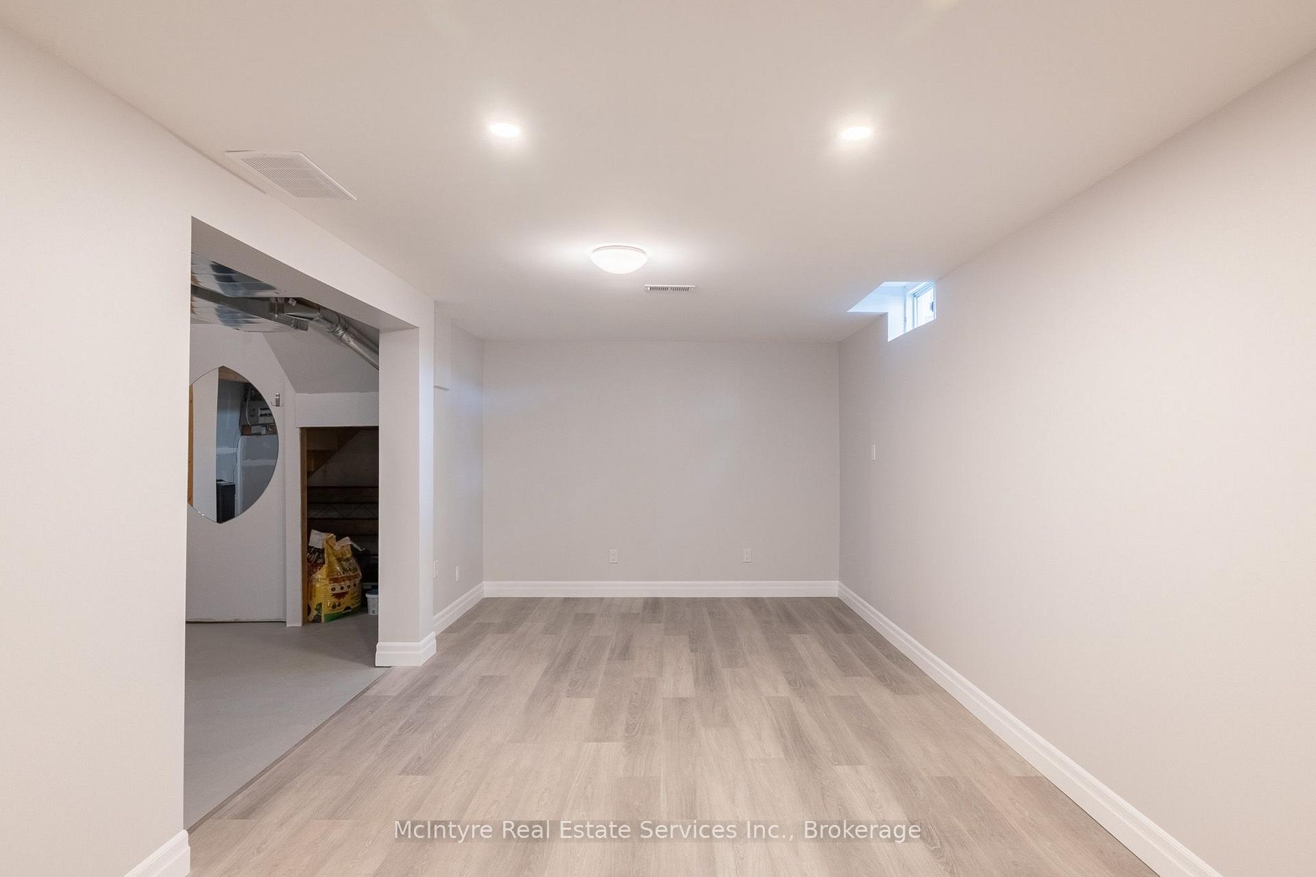 Photo 38 of 537B Barwick Crescent, Waterloo, Colonial Acres — HOMEH
