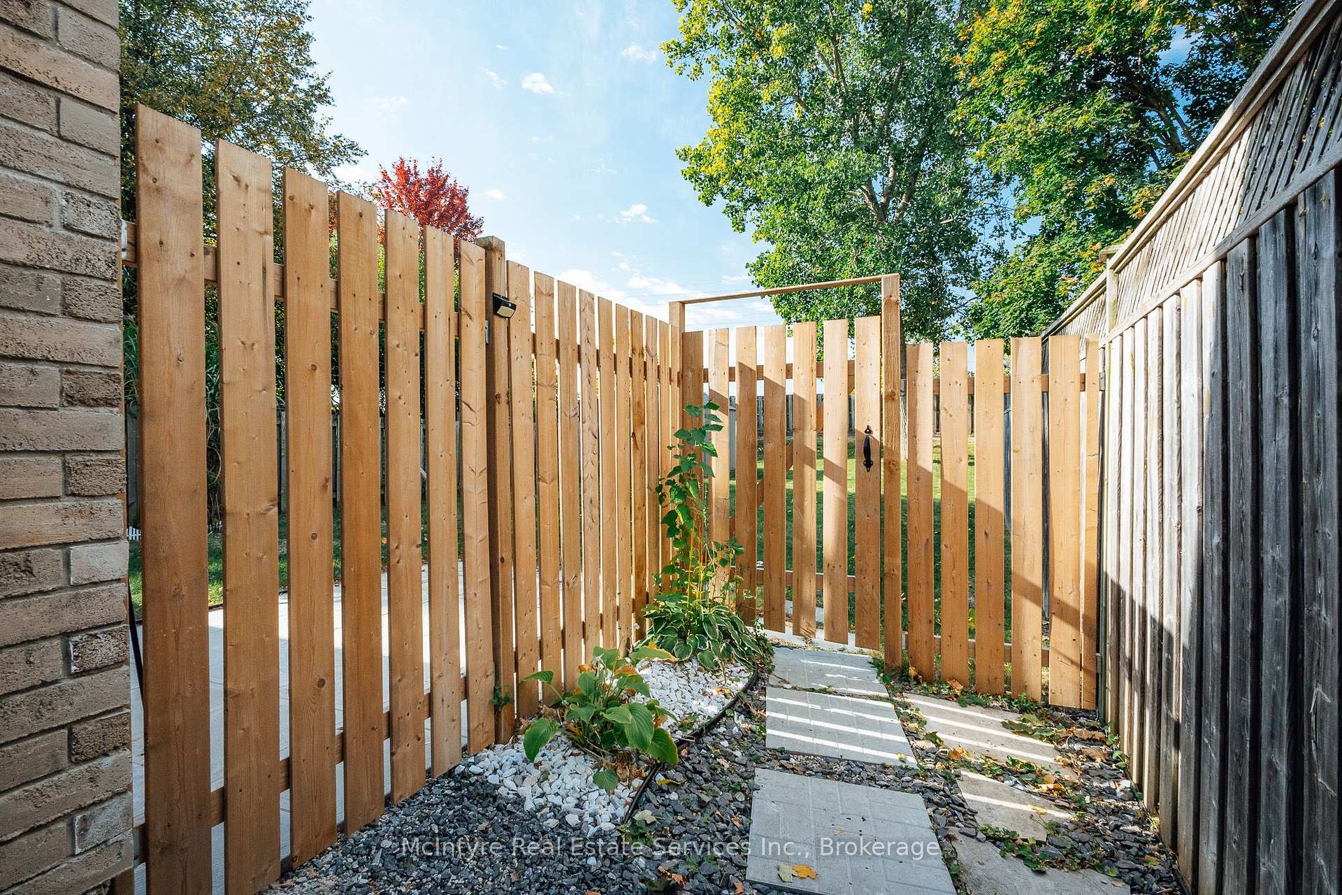Photo 43 of 537B Barwick Crescent, Waterloo, Colonial Acres — HOMEH