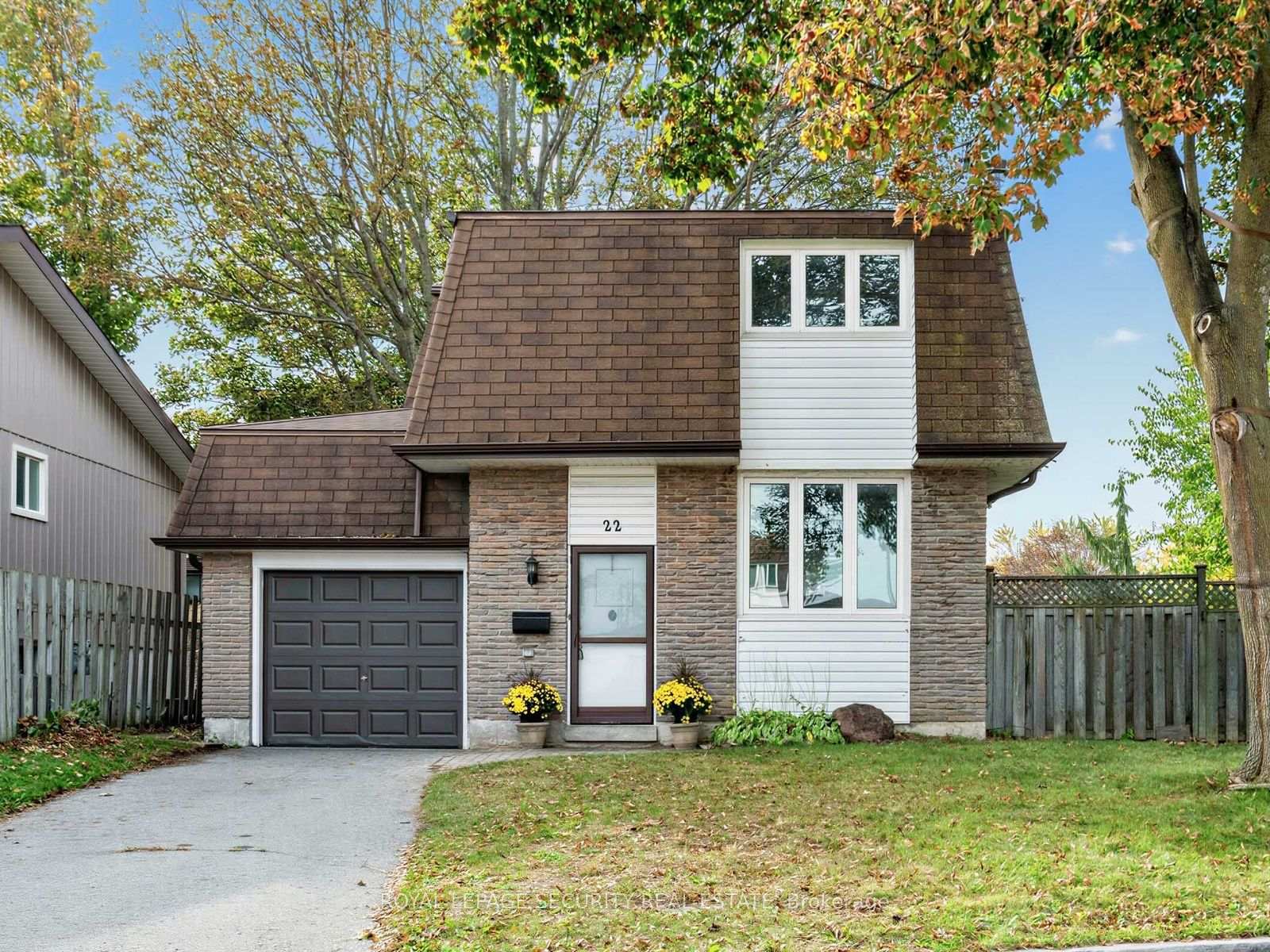 Photo 2 of 22 Harper Court, Whitby, Lynde Creek — HOMEH
