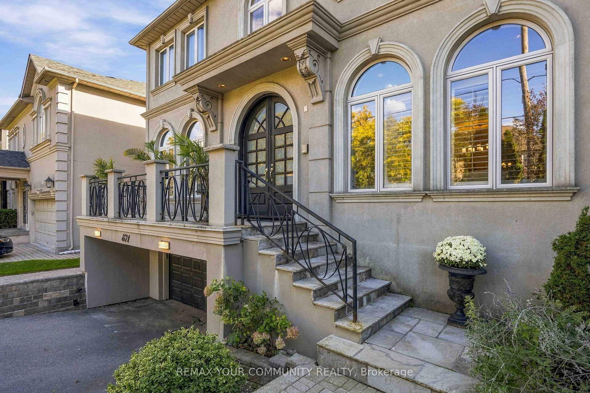 Photo 3 of 571 Old Orchard Grove, Toronto, Bedford Park-Nortown — HOMEH