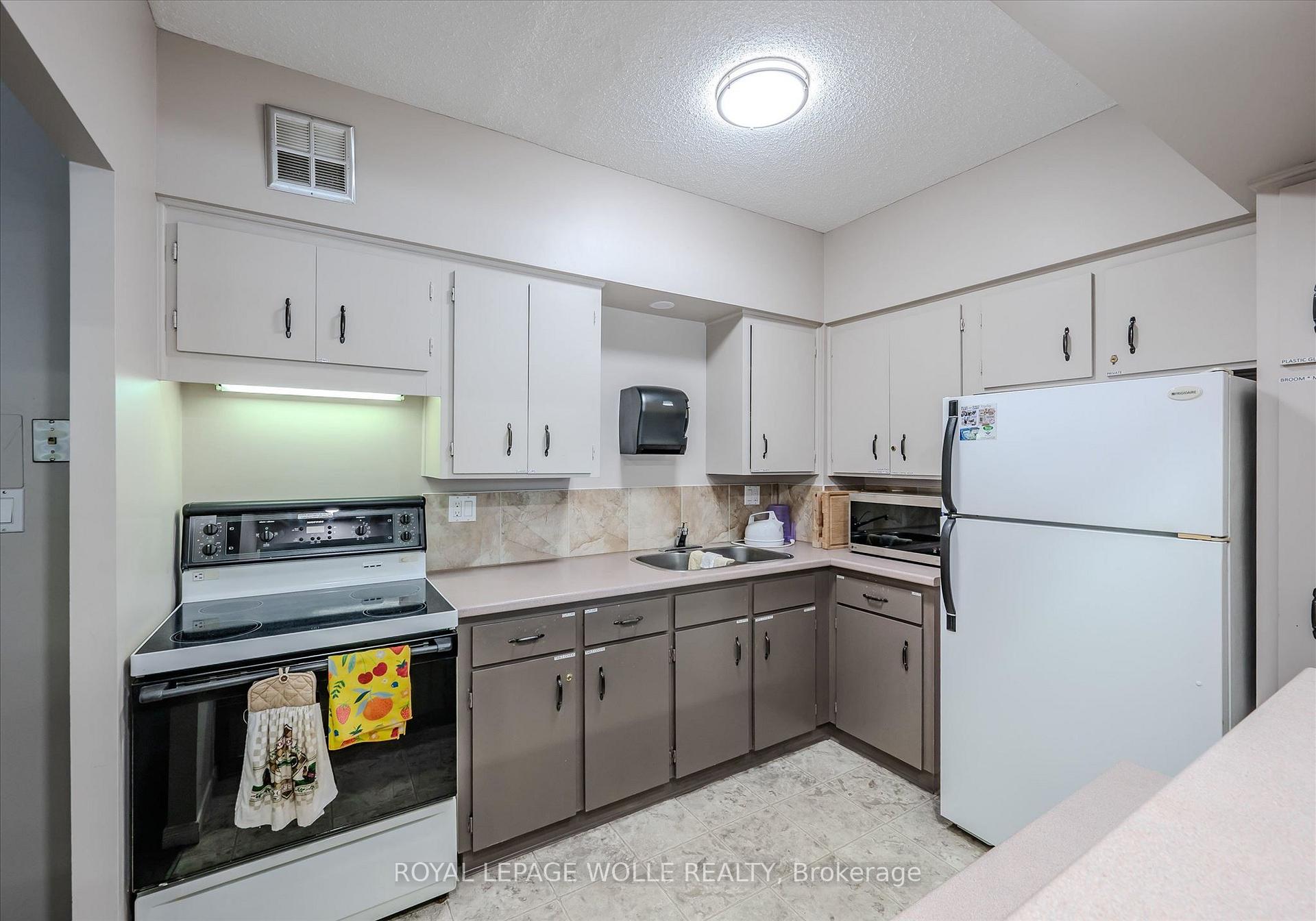 Photo 41 of Unit PH2, 260 Sheldon Avenue N, Kitchener, Eastwood — HOMEH
