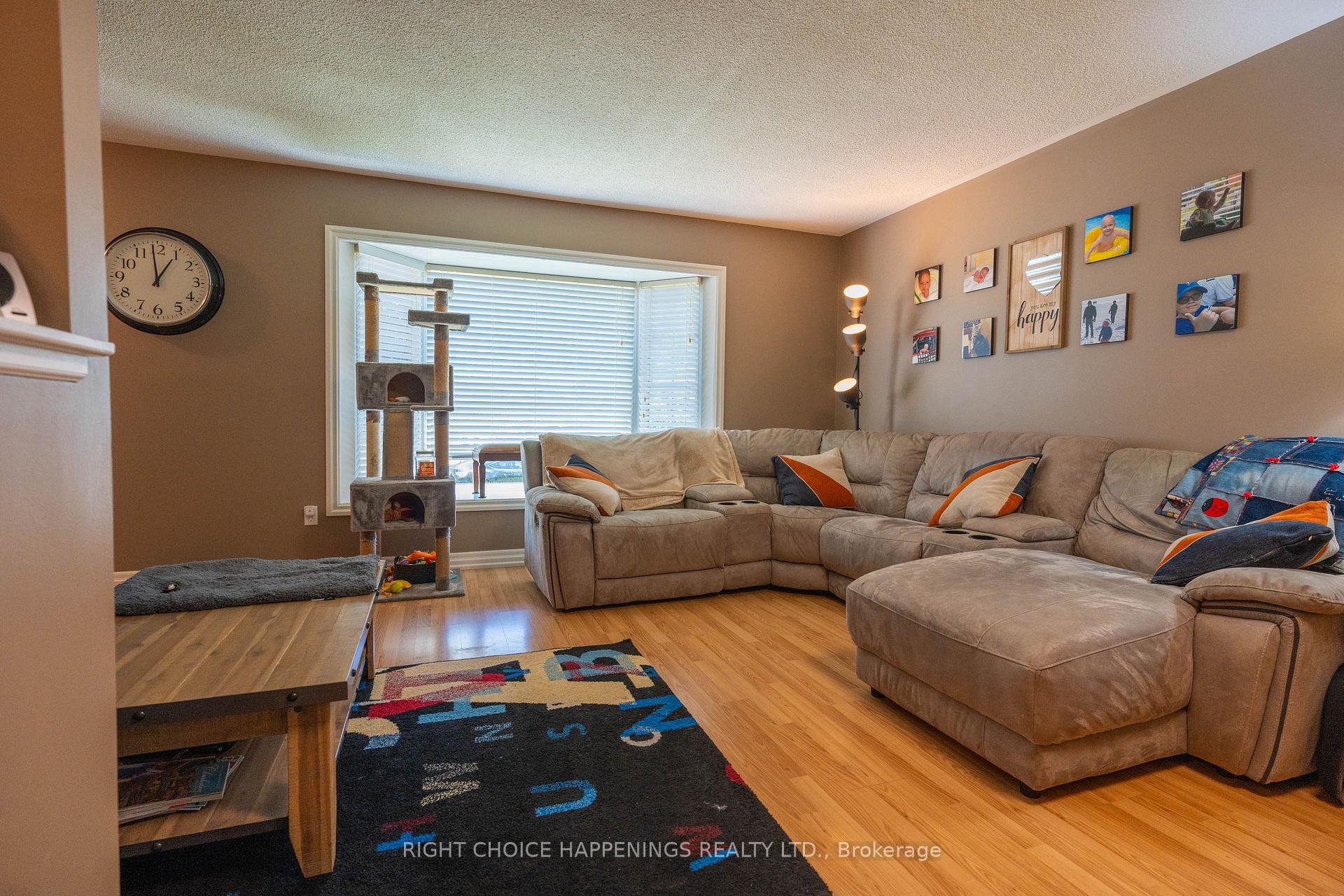 Photo 4 of 10 Newleaf Crescent, Welland, N. Welland — HOMEH