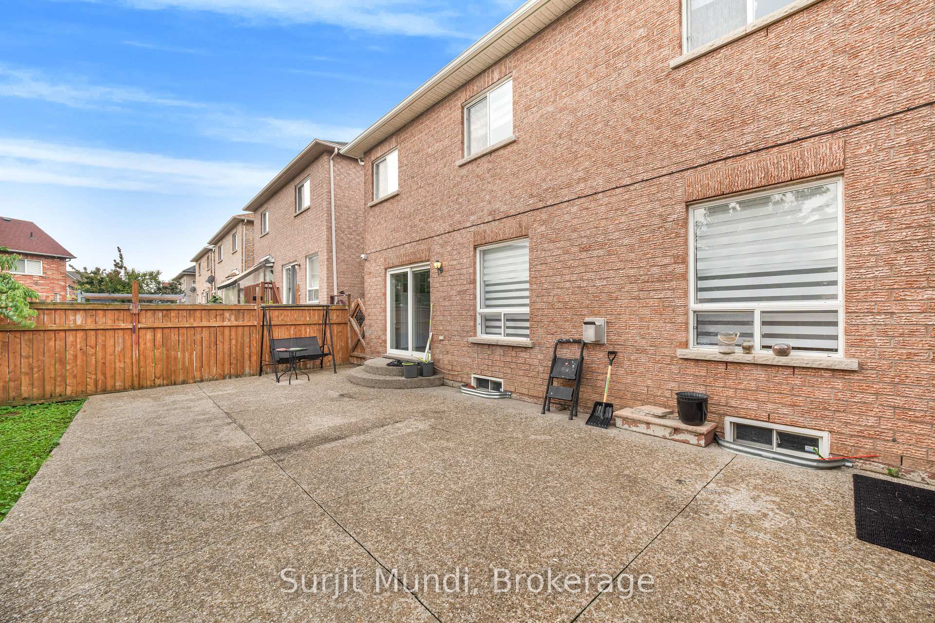 Photo 5 of 21 Amboise Crescent, Brampton, Fletcher's Meadow — HOMEH
